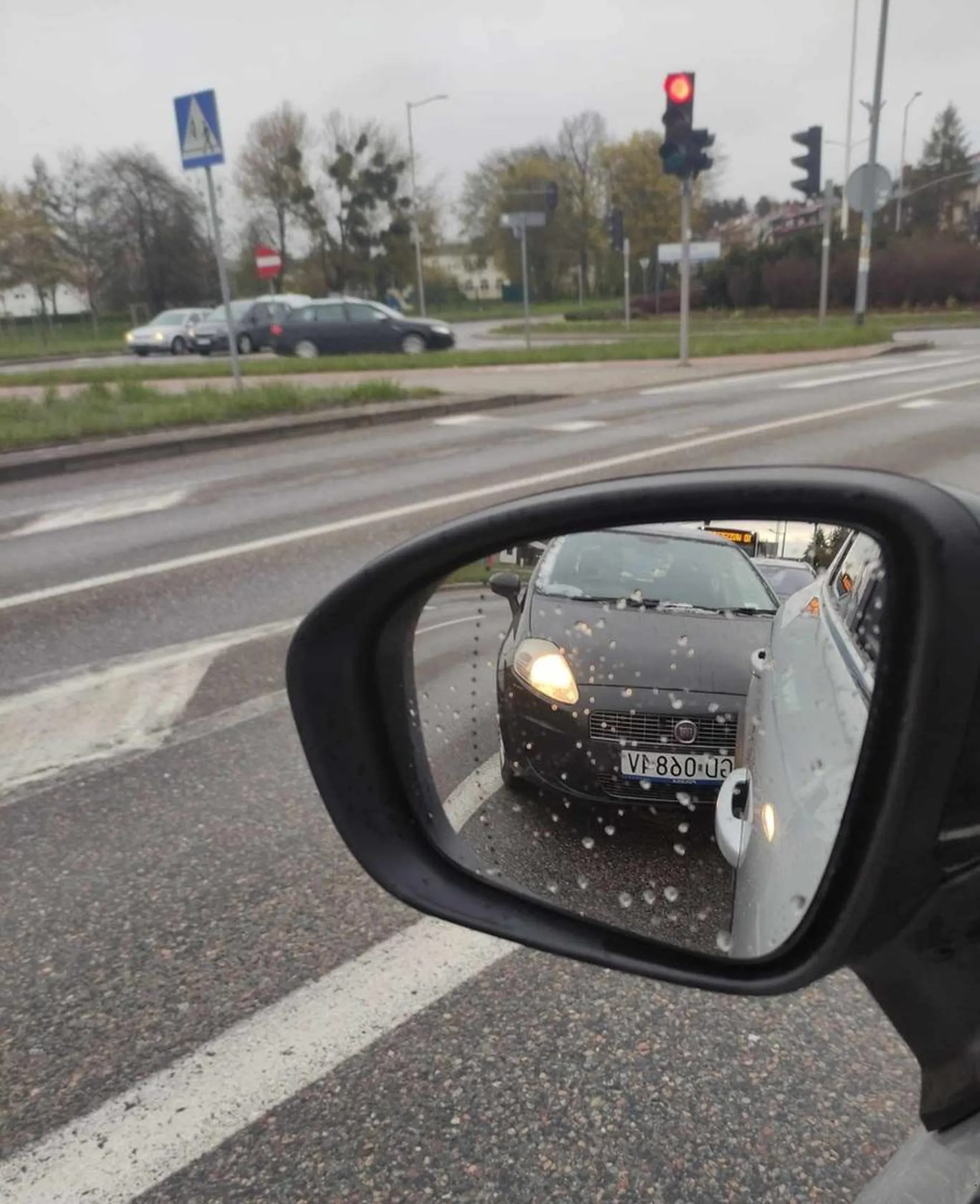 Punciara nie wie, że nie wjeżdża się na maskę innego samochodu zmieniając pas ruchu na linii ciągłej przed sygnalizacją świetlną. A to czy ją ktoś przepuści to zwykła uprzejmość. Dlatego przy jej braku i natarczywości należy poczekać aż znajdzie się miejsce na końcu kolejki...