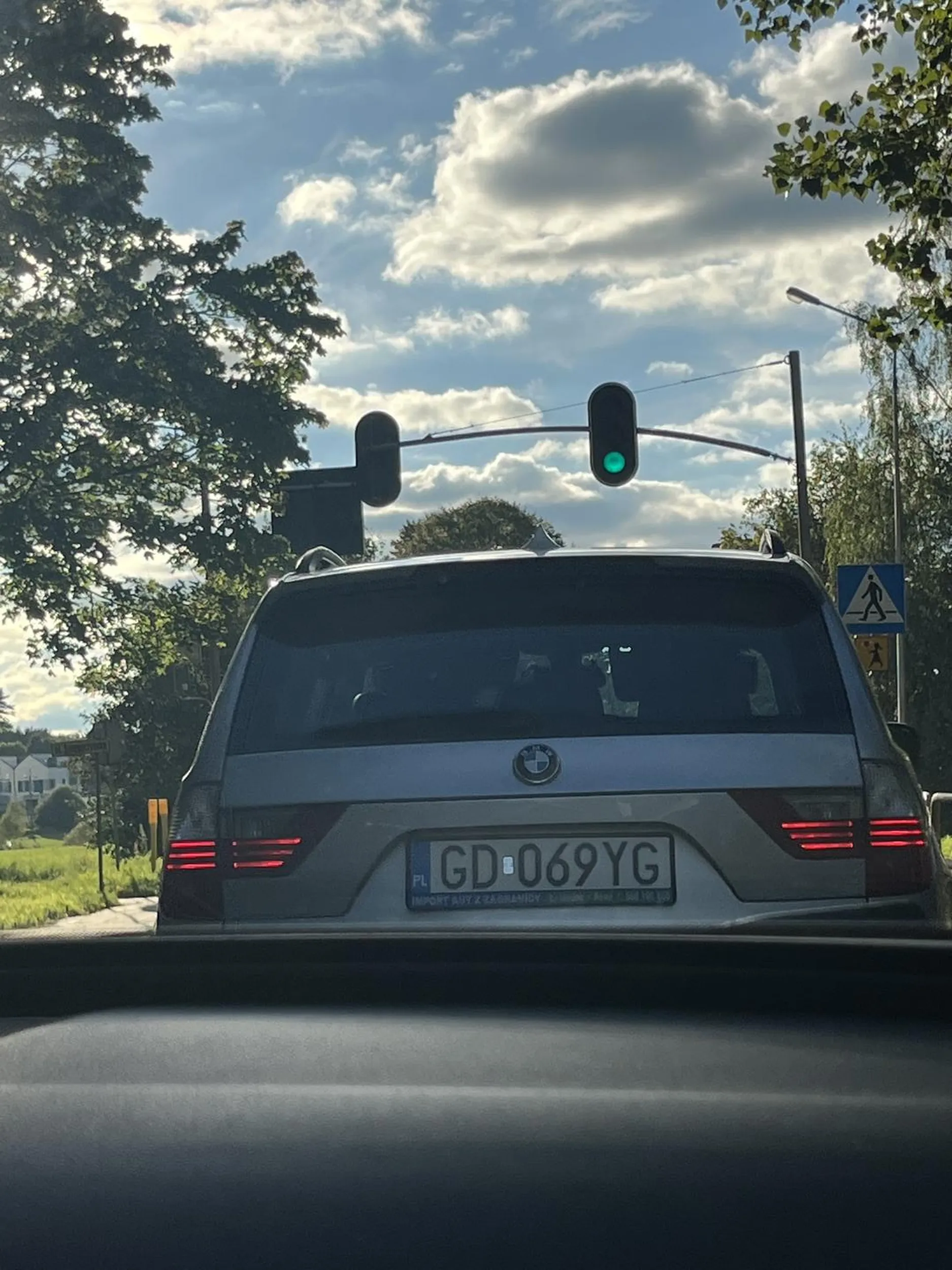 Jesli widzisz, ze ktos wjeżdża na prawy pas z lewego, ktory sie konczy to cymbale przepuść a nie przyspieszaj.