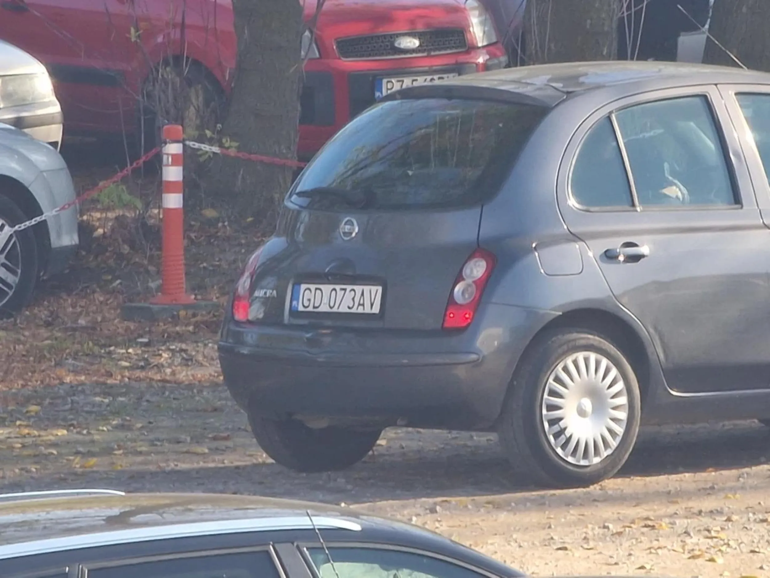 Szanowna Uczennico! W dniu 16.10.2024 dokonała Pani okrutnego aktu wandalizmu niszcząc samochód Audi o tablicy rejestracyjnej DLU 4156A, który należy do innego ukochanego studenta oraz zbiegła Pani z miejsca zdarzenia! Dokonała Pani tego aktu jadąc na wstecznym na wzruszającym Politechnicznym Brudnym Parkingu zrywając łańcuchy i szorując nimi po Nissanie Micrze! Serce krwawi dla mnie oraz krzyczy! Wielka kara będzie mieć miejsce i nie zostanie ona zapomniana.