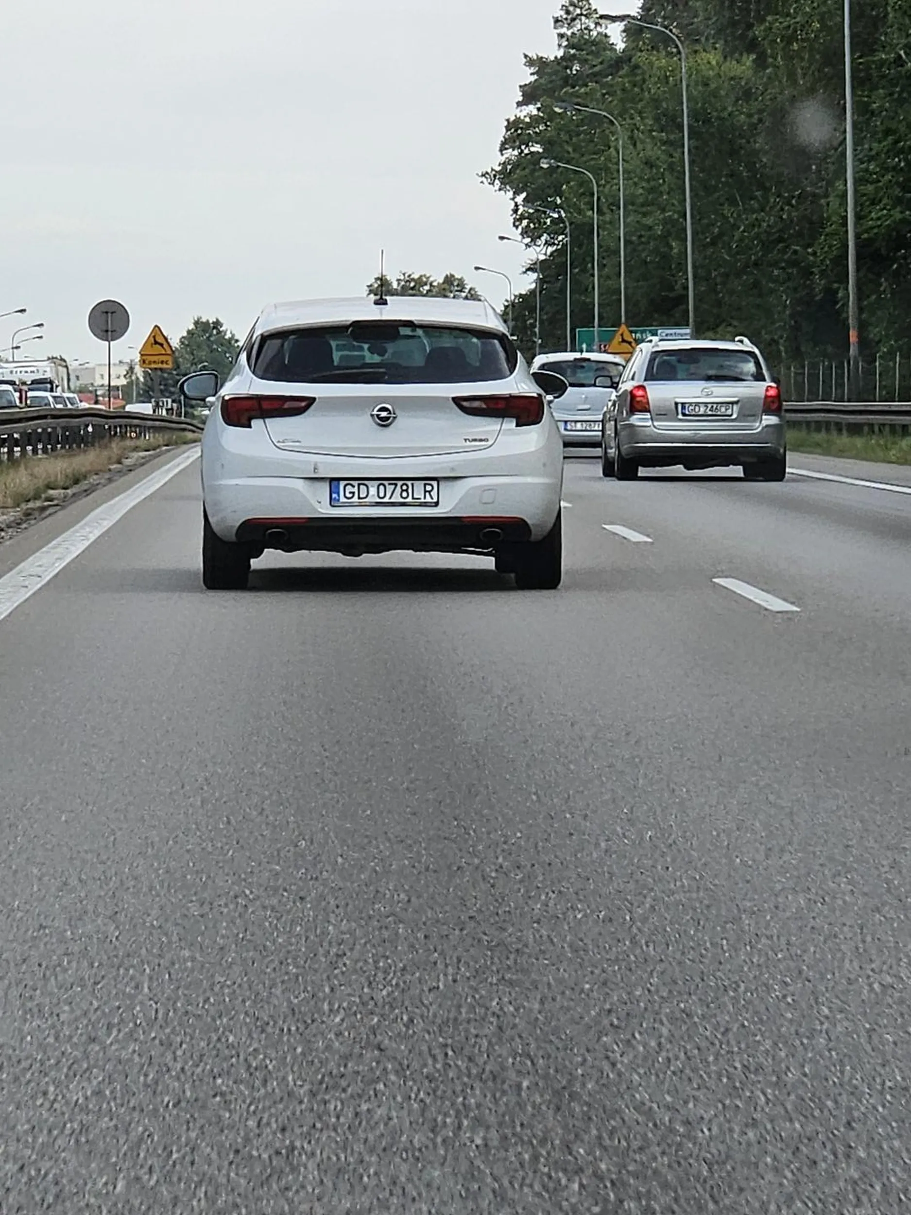 11.09.2024 Chłopczyku ! Pamiętaj że 3city wcale nie jest takie duże, jak mogłoby się wydawać i na pewno się jeszcze spotkamy :) Za wpierdalanie się i hamowanie przed samą maską, wcześniej wyprzedzając kolumnę lewym pasem coś tam sie należy .. zacznij już myśleć gdzie tego paluszka będziesz miał. Do zobaczenia :)