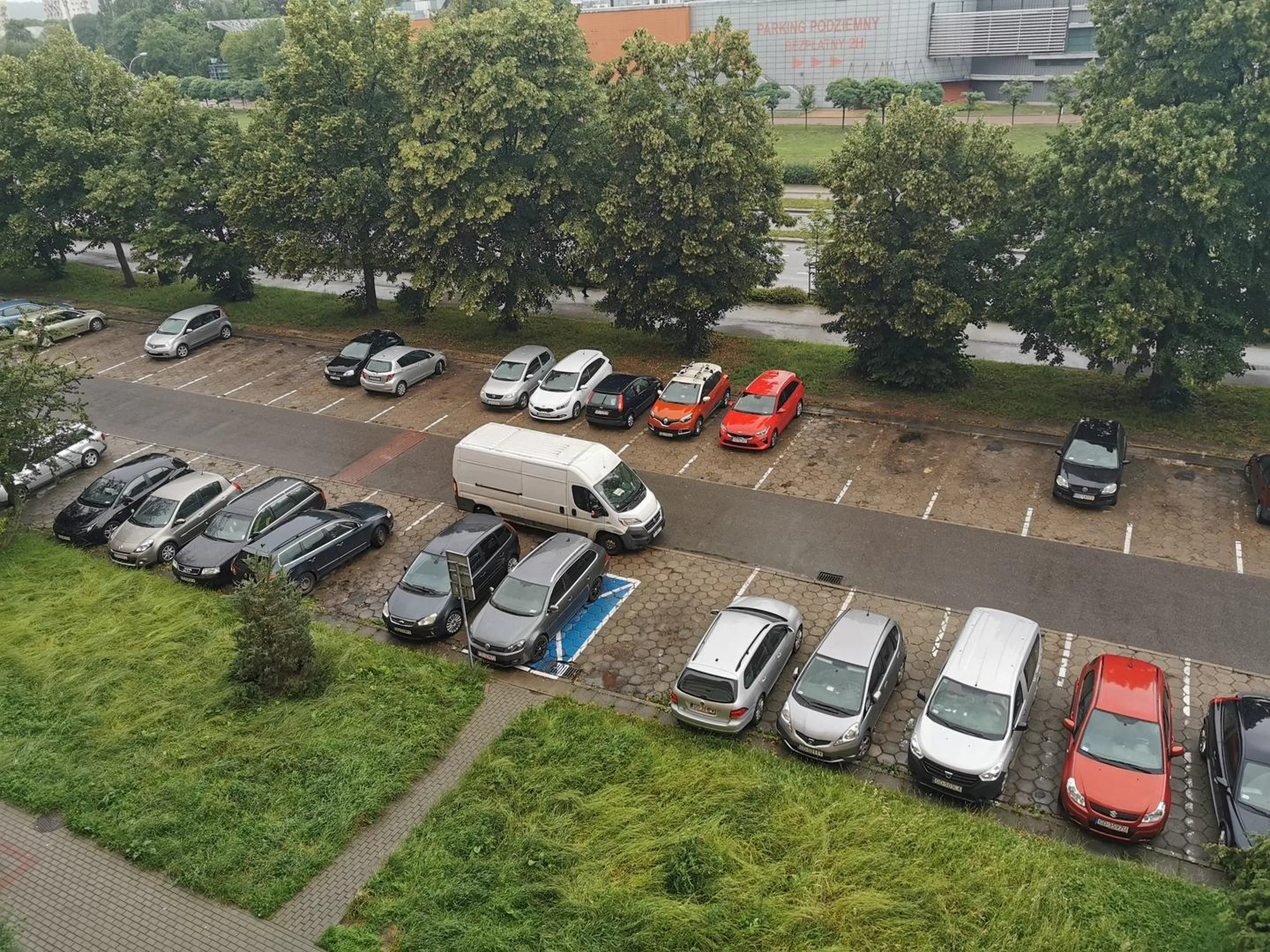 Kierowca ma w poważaniu wszystkich innych ludzi. Milion miejsc dookoła a ten nagminnie zastawia inne pojazdy tłumacząc to slynnym "ja tylko na chwileczkę". Szkoda ze twoja chwila buraku czasami trwa po 5minut i przez to spóźniłem się do pracy. Oby tak ciebie ktoś kiedyś zastawił na te 5 minut jak będziesz w pracy ;)