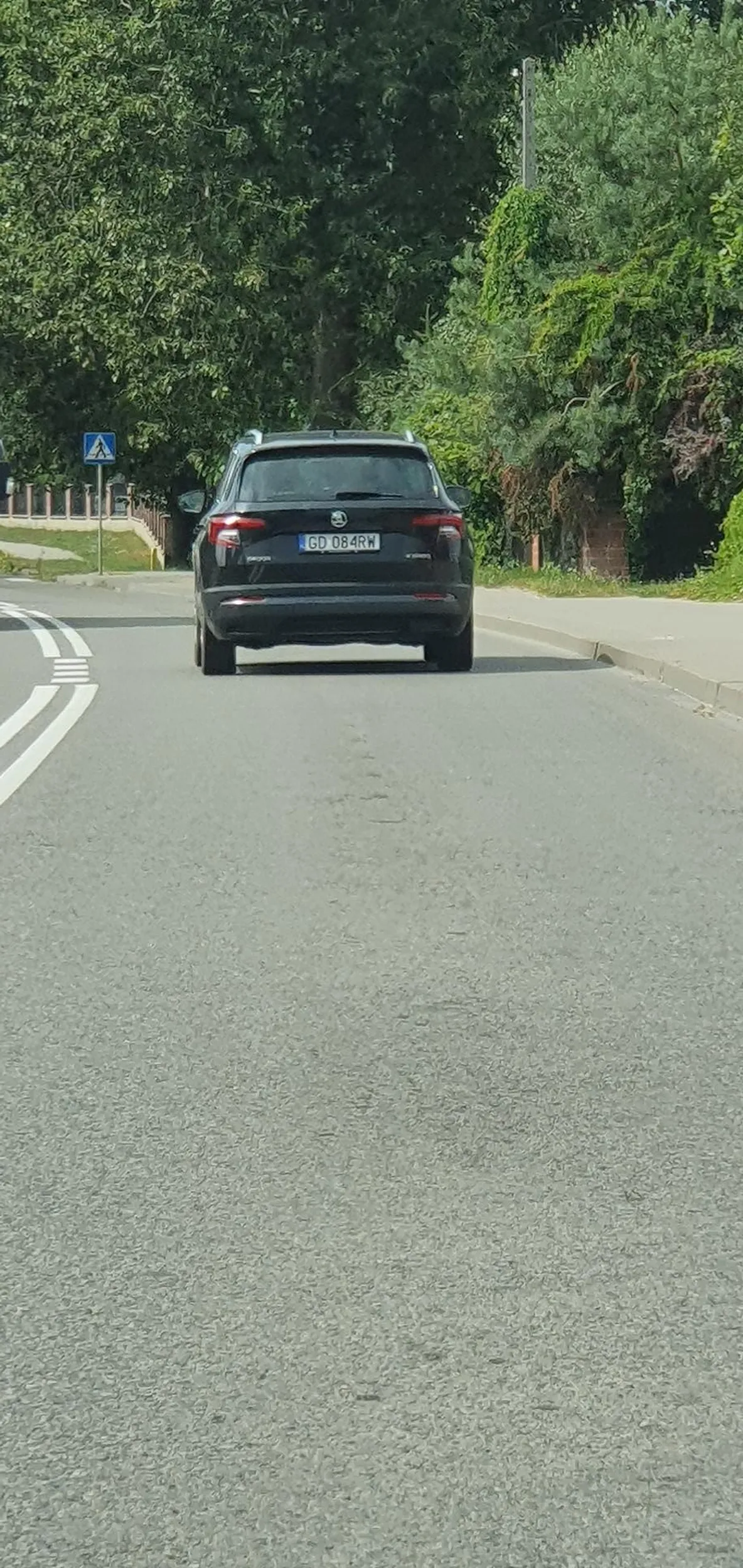 Kierowca tego samochodu chamsko włącza się do ruchu prawie podowując kolizję przy 90km/h i wyhamowywuje innych uczestników ruchu. Ciesz się palancie że mam dobre hamulce inaczej byś się nie wypłacił.