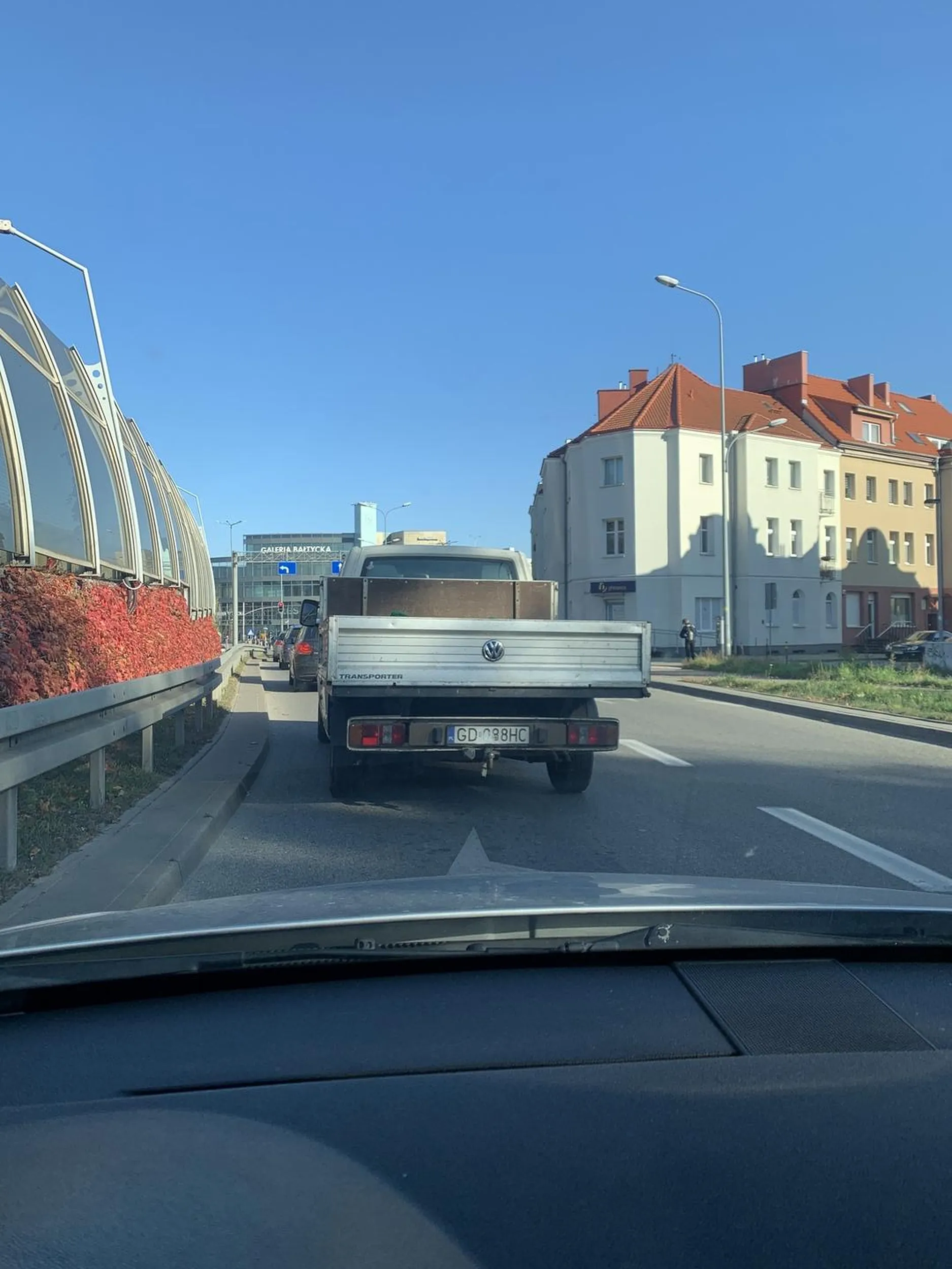 Robol z busa wpierdala się przed maskę po lini ciągłej