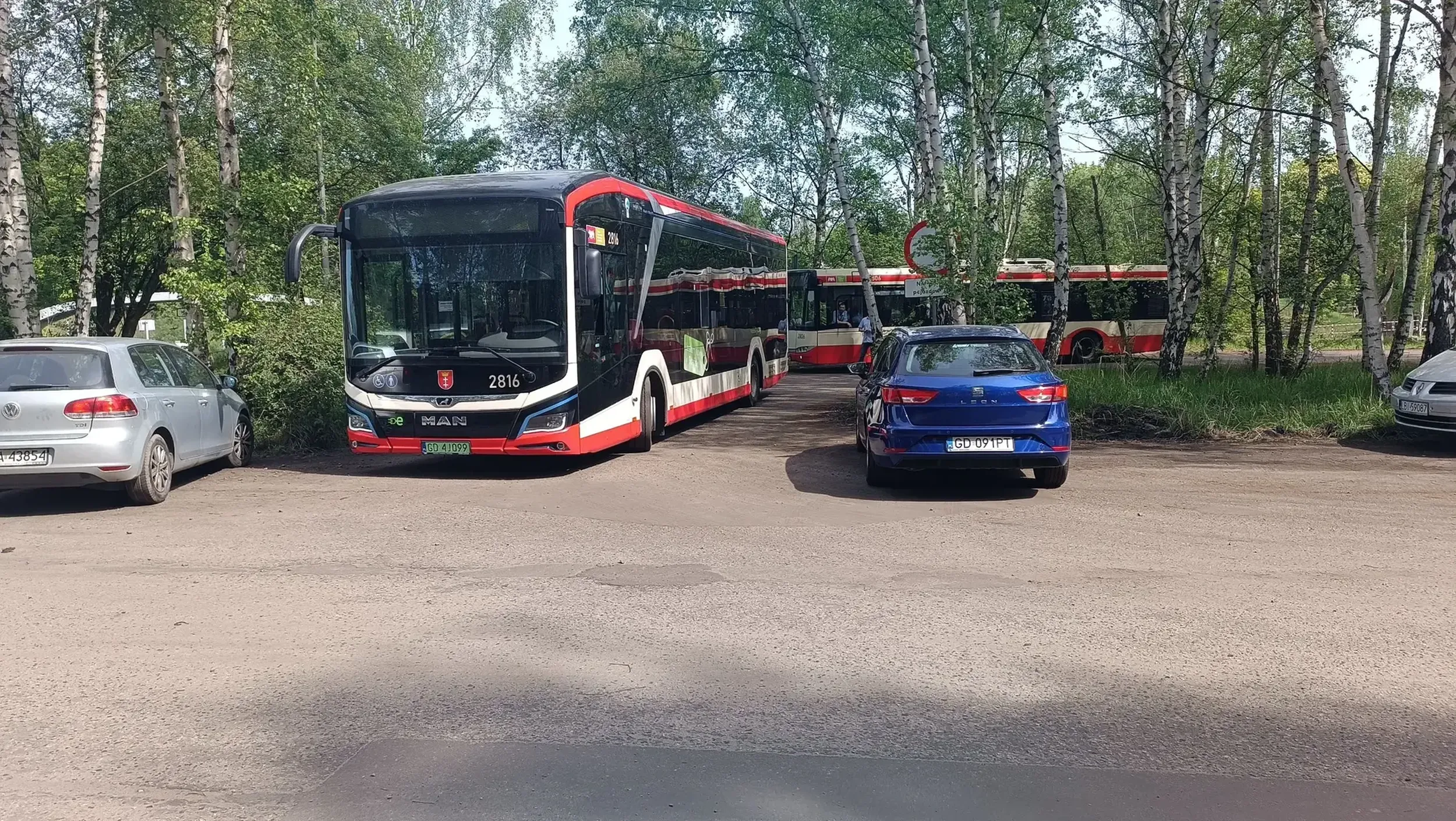 Drogowa pierdoła zablokowała wyjazd z pętli autobusowej.