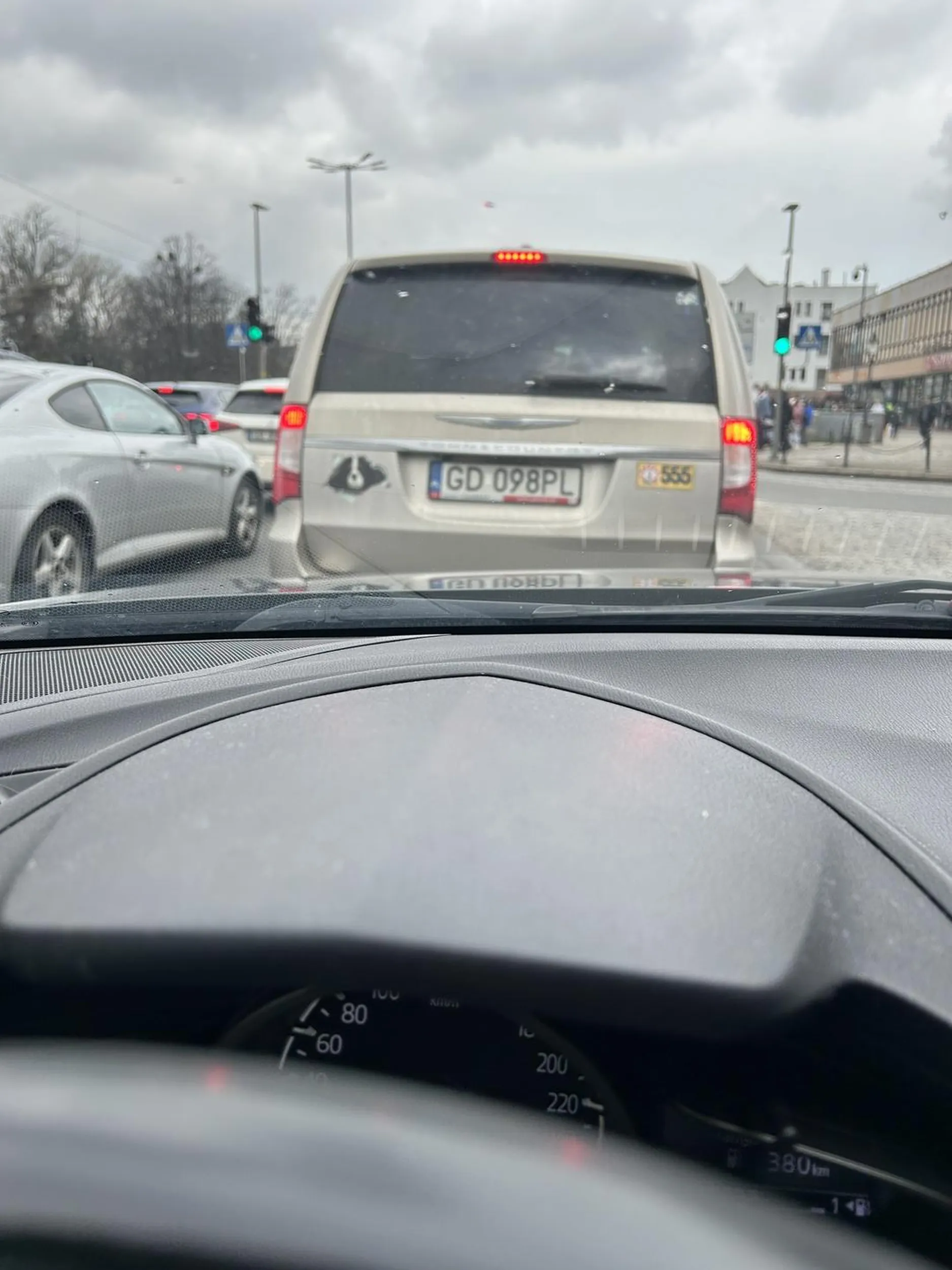 Nie wie co to jazda na suwak, chamsko podjeżdża i blokuje innym możliwość legalnego włączenia się do ruchu. Widzę już, że legendarna persona.