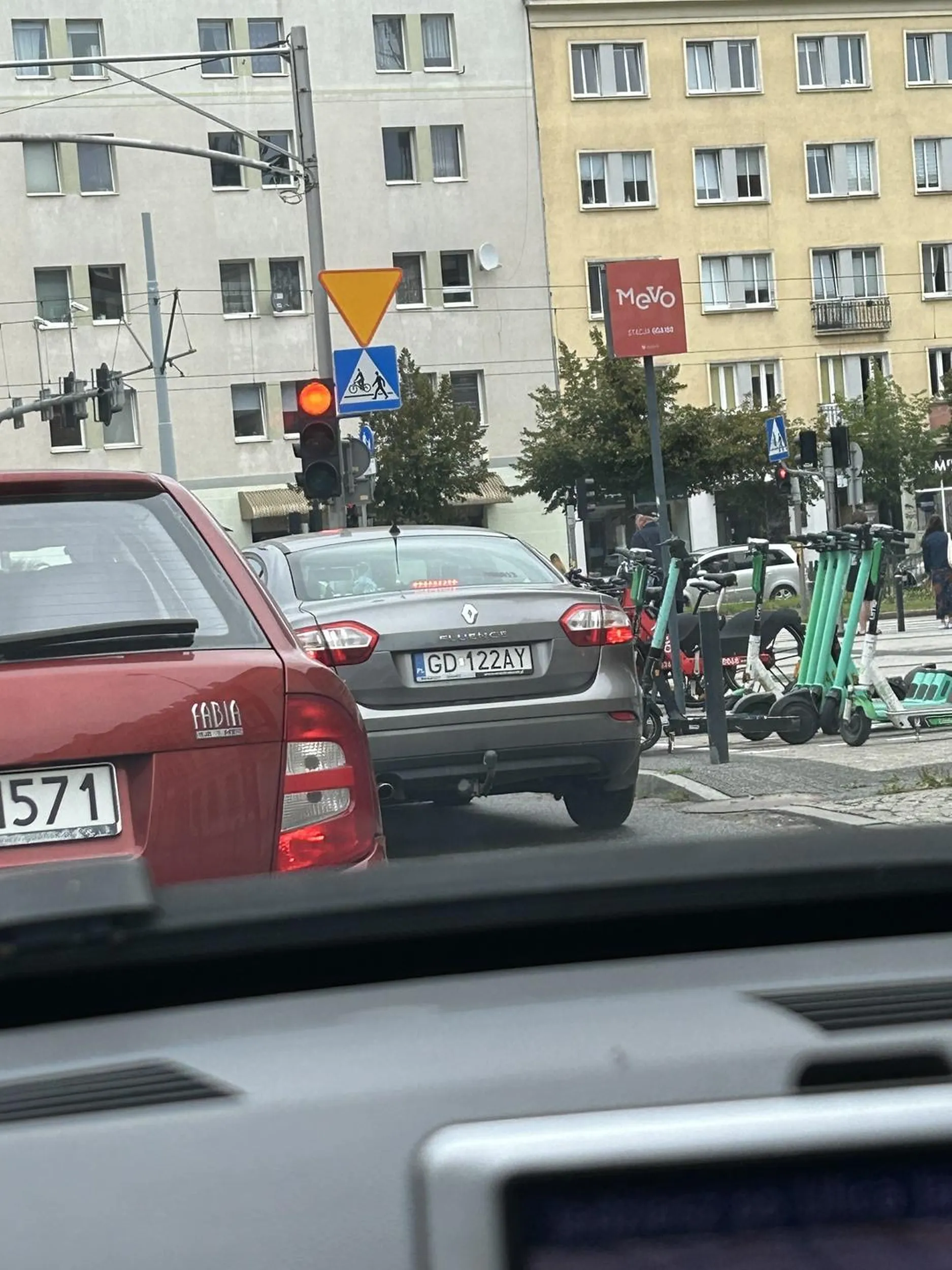 Nie wiem kto ci dał prowa jazdy ale chyba w czipsach je wygrałaś bo na drodze to cudowianki odwalasz koleżanko naucz się trzymać swojego pasa ruchu a nie wpierdzielasz się na ciągłej do skrętu w prawo nie pozdrawiam.