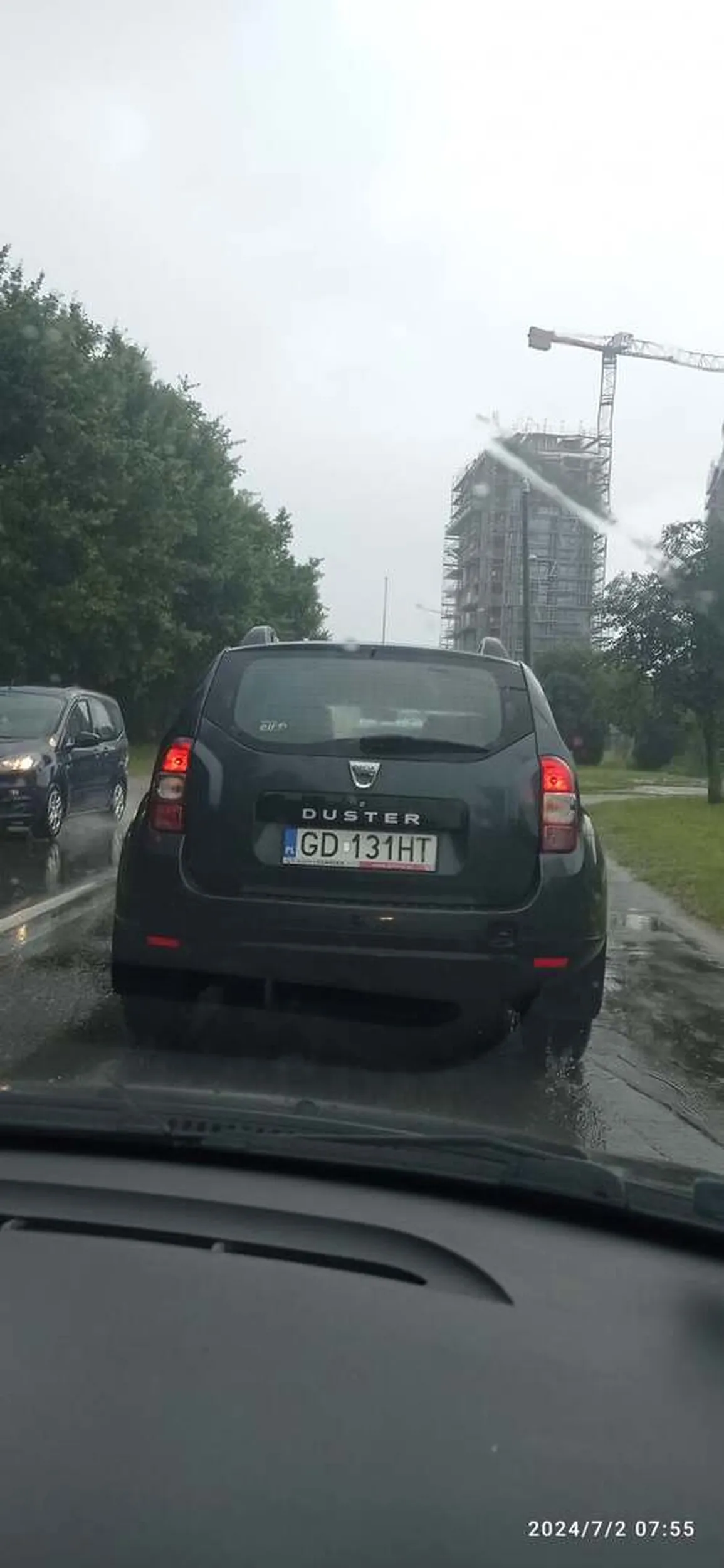 Poranna szeryfka blokuje jazdę na suwak – umyślnie, bo dwukrotnie – a na zatrąbienie reaguje środkowym palcem (też dwukrotnie zresztą). Przynajmniej konsekwencji w życiu nie można jej odmówić.