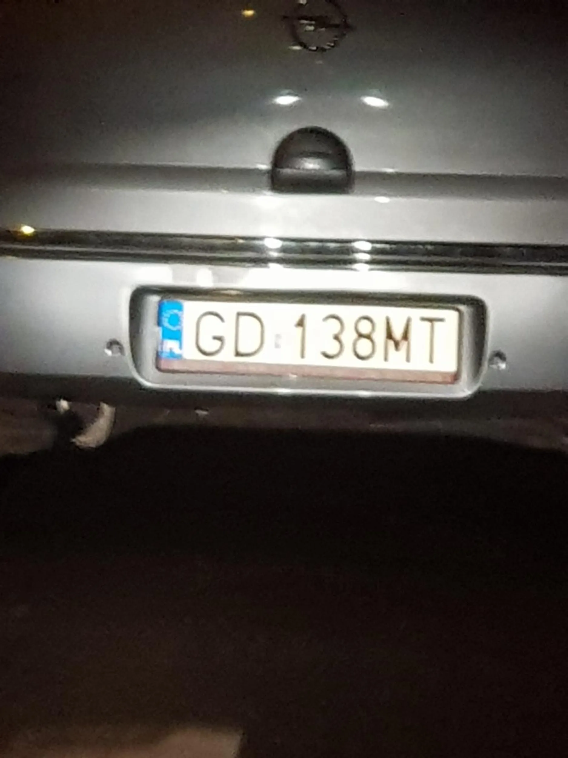 Starsza osoba, która nie potrafi koordynować ruchów swoich z prowadzeniem auta. Wymusza na skrzyżowaniach, bardzo ciężko uniknąć kontaktu, i jedzie Pan dziś zadowolona, że znowu się udało, po wymuszeniu jedzie do 30 km/h. Nie polecam dziadowskiej babci za "kółkiem"