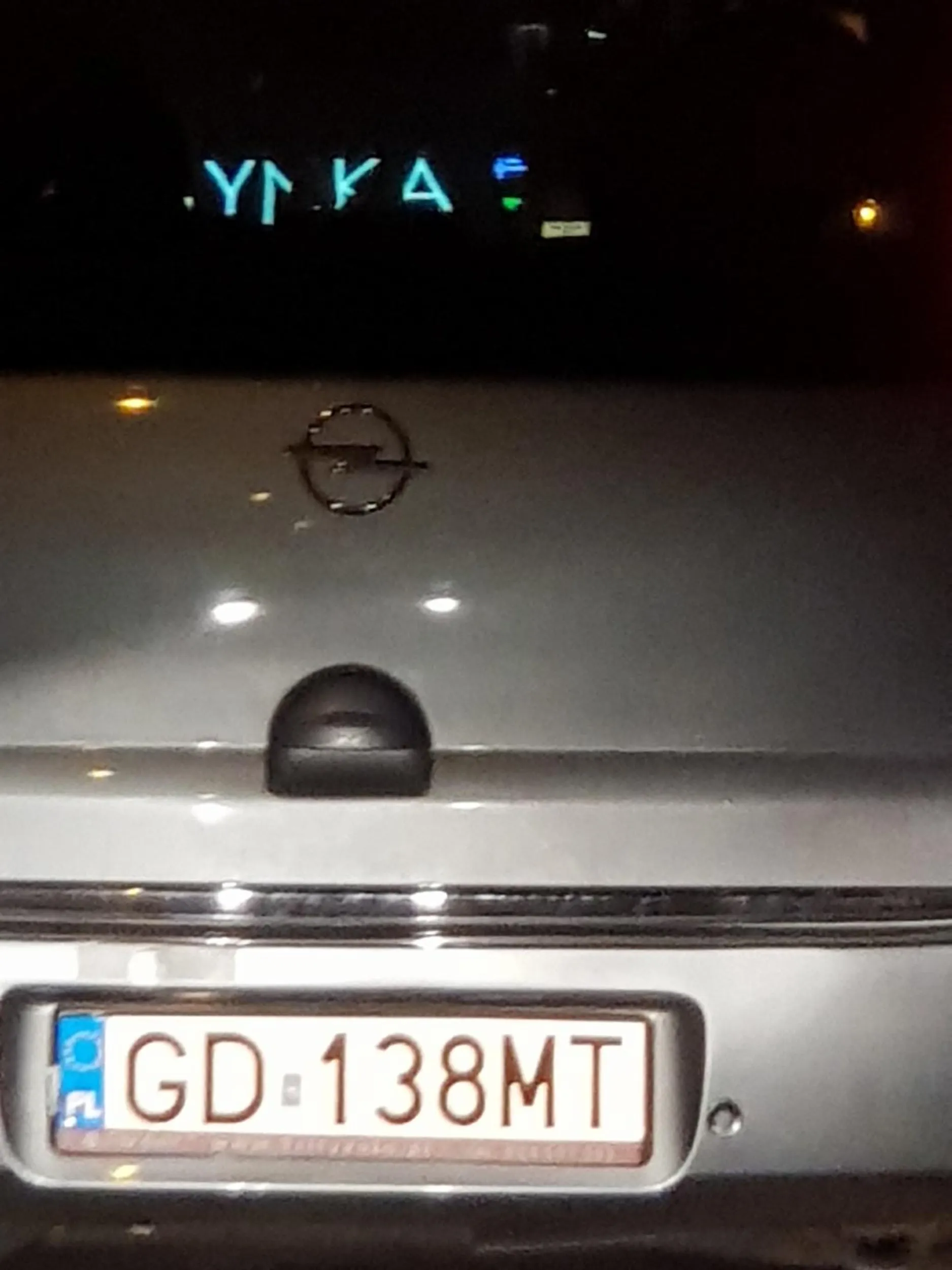 Starsza osoba, która nie potrafi koordynować ruchów swoich z prowadzeniem auta. Wymusza na skrzyżowaniach, bardzo ciężko uniknąć kontaktu, i jedzie Pan dziś zadowolona, że znowu się udało, po wymuszeniu jedzie do 30 km/h. Nie polecam dziadowskiej babci za "kółkiem"