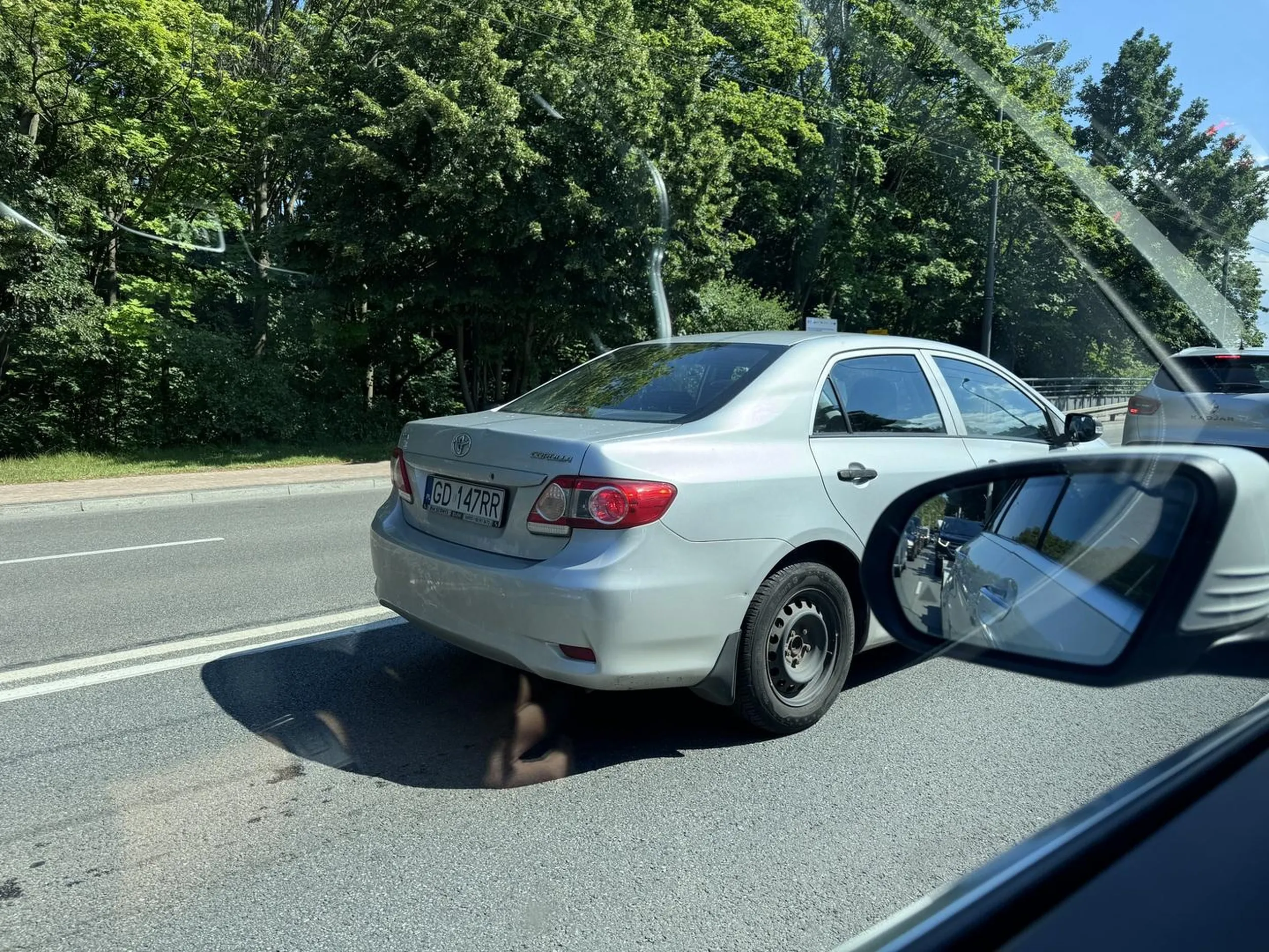 Pędzi lewy pasem, siedzi na zderzaku, trąbi długo jak wariat. Zachowuje się jakby droga należała do niego. Niezrównoważony psychicznie. Pokazuje swoim chudym palcem jak patyk: FUCKA. Miałbym broń, to strzelamy do ludzi. Uważajcie.