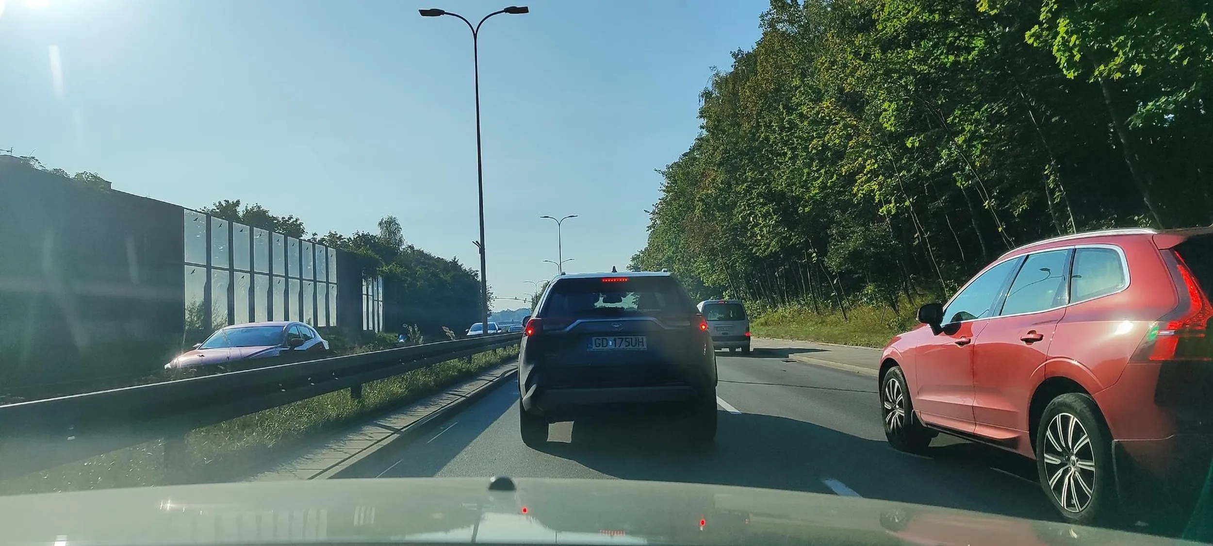 Wymusza pierwszeństwo spychając samochód prawie na barierki. Pani prawko w chio chipsach znalazla