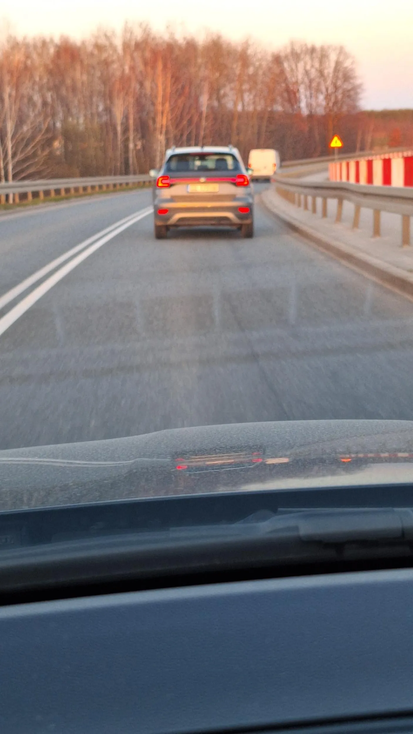 Nie patrzy w lusterka,  zjeżdża drogę,  strąbiony zaczyna hamować powodując niebezpieczeństwo