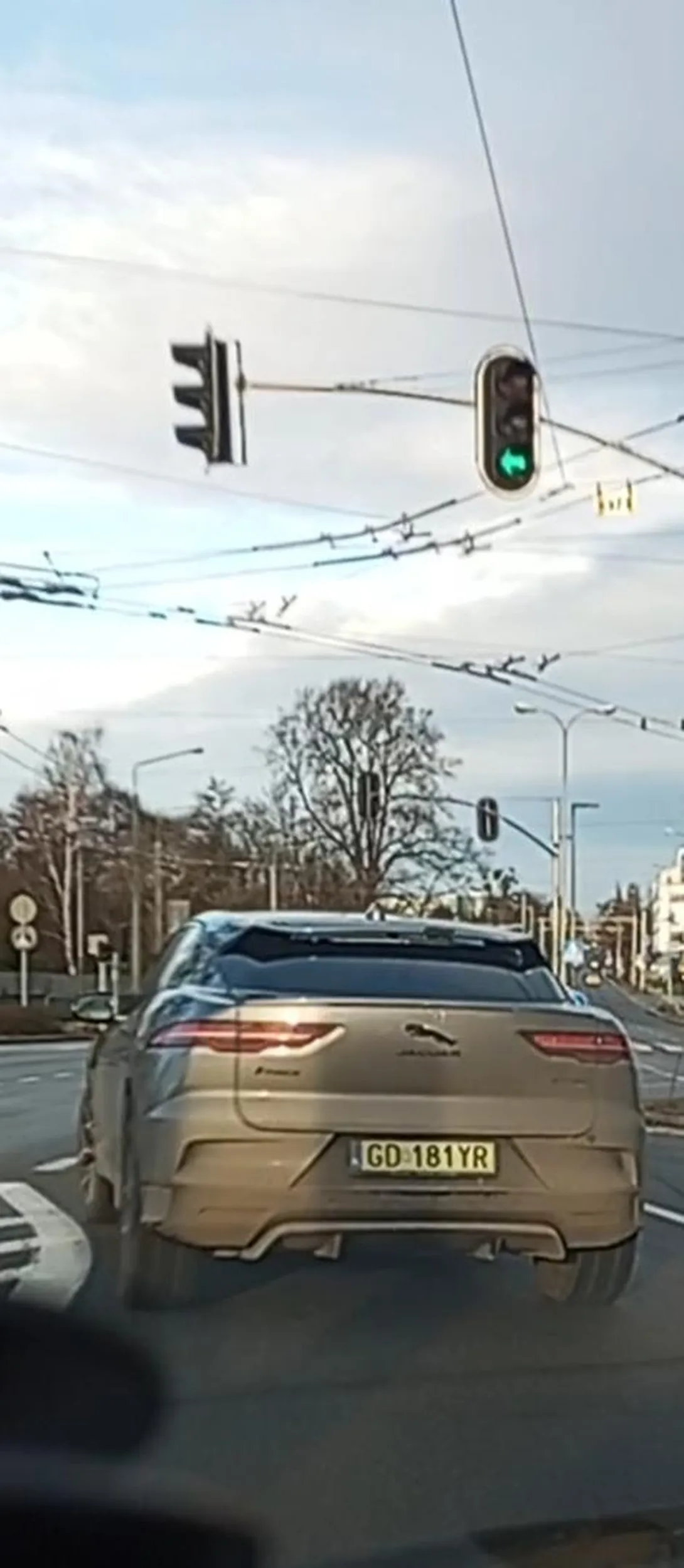 Głupia cipa w jedną łapa na kierownicy w drugiej łapie kawa i już kierunków nie umie wykończyć pokraka jeździ jak chcę