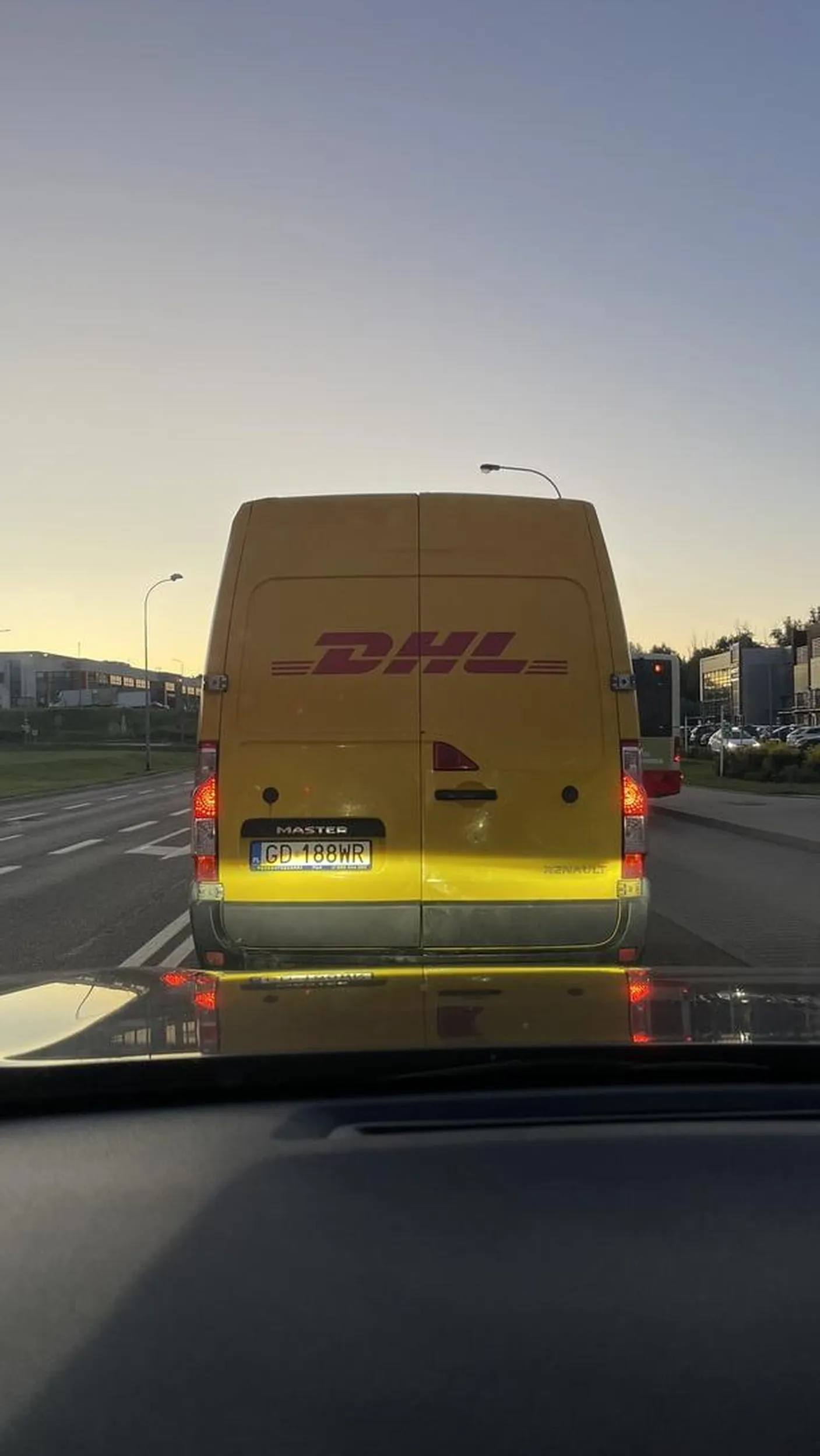 Typ wymuszając pierwszeństwo wyrzucał śmieci przez okno.