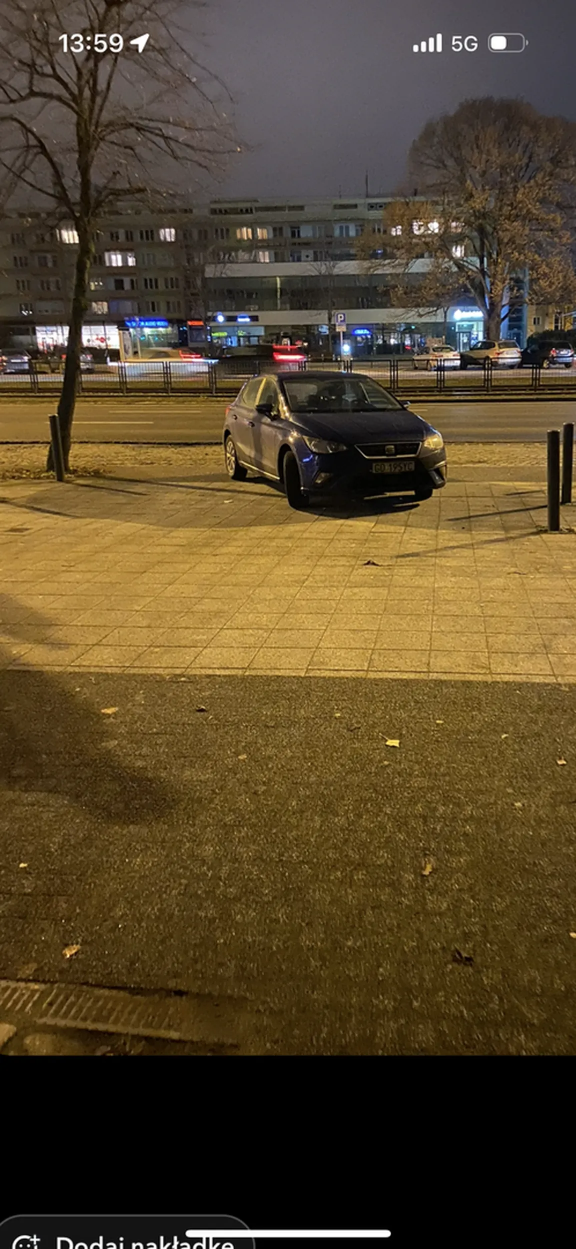 Babka, która tym jeździ nie grzeszy inteligencją. Zaparkowała samochód na wyjedzie z osiedla