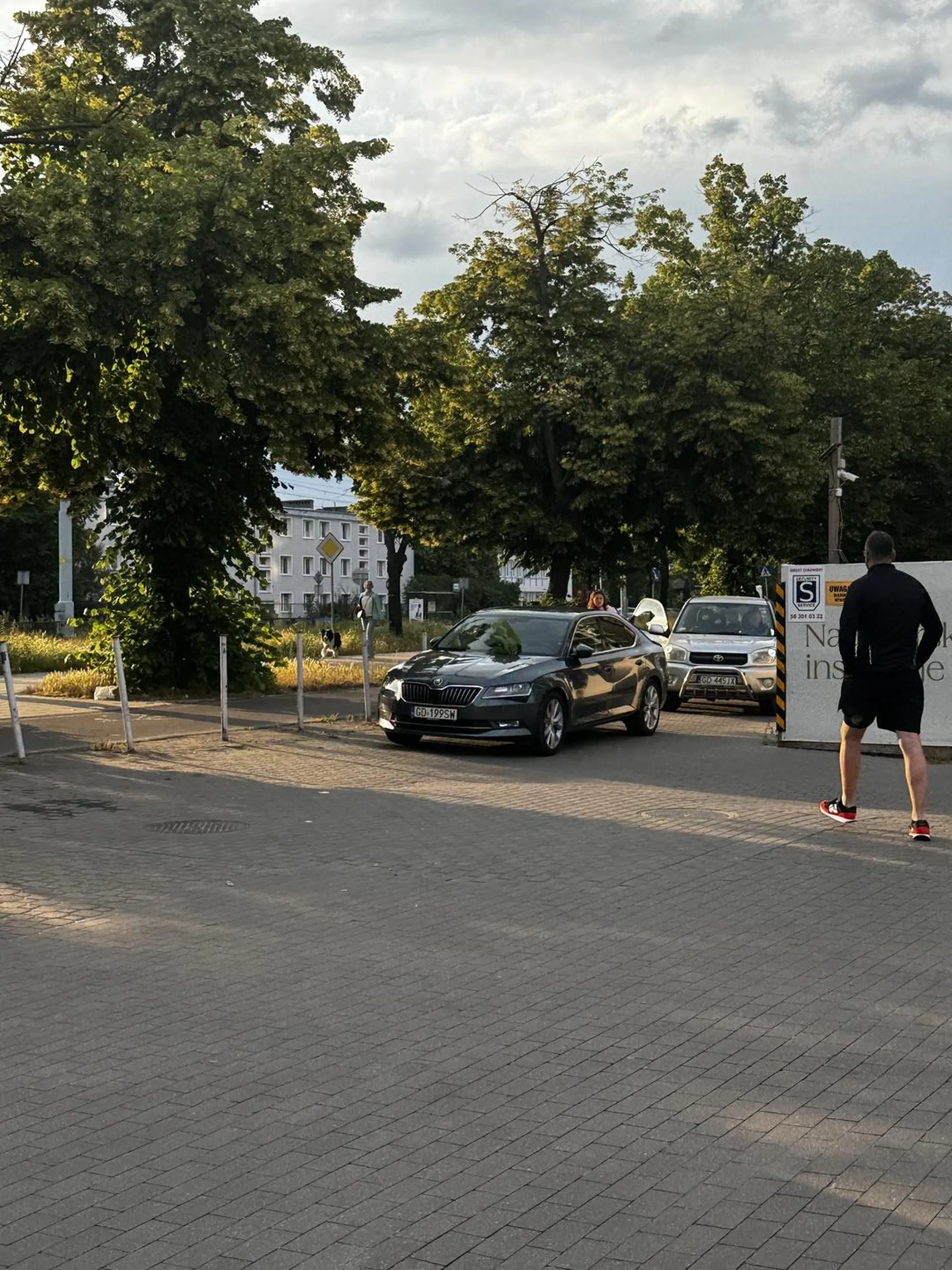 Ładnie to tak parkować na przejedzie??