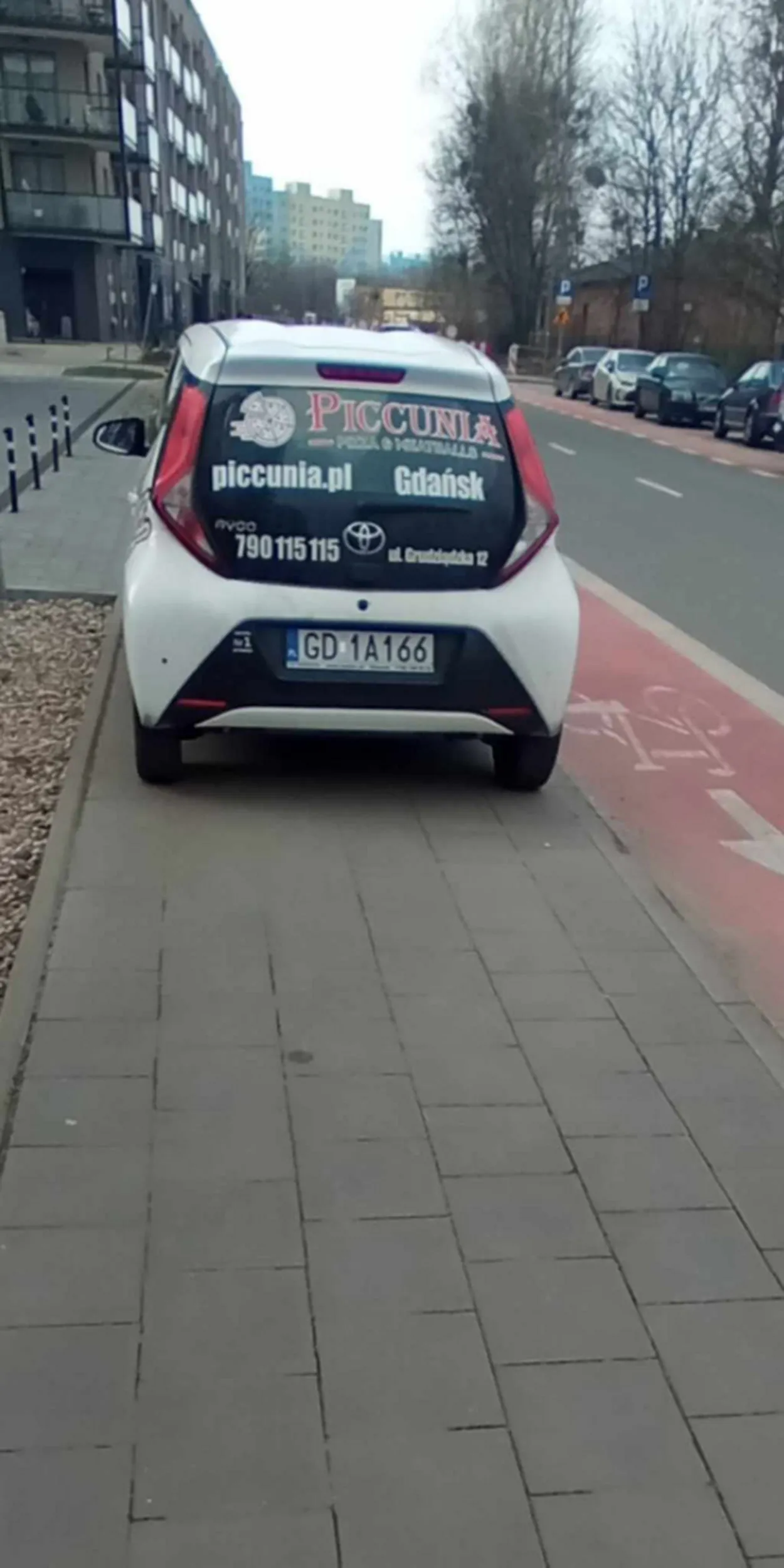 Burak codziennie blokuje chodnik nie polecam pizzeri