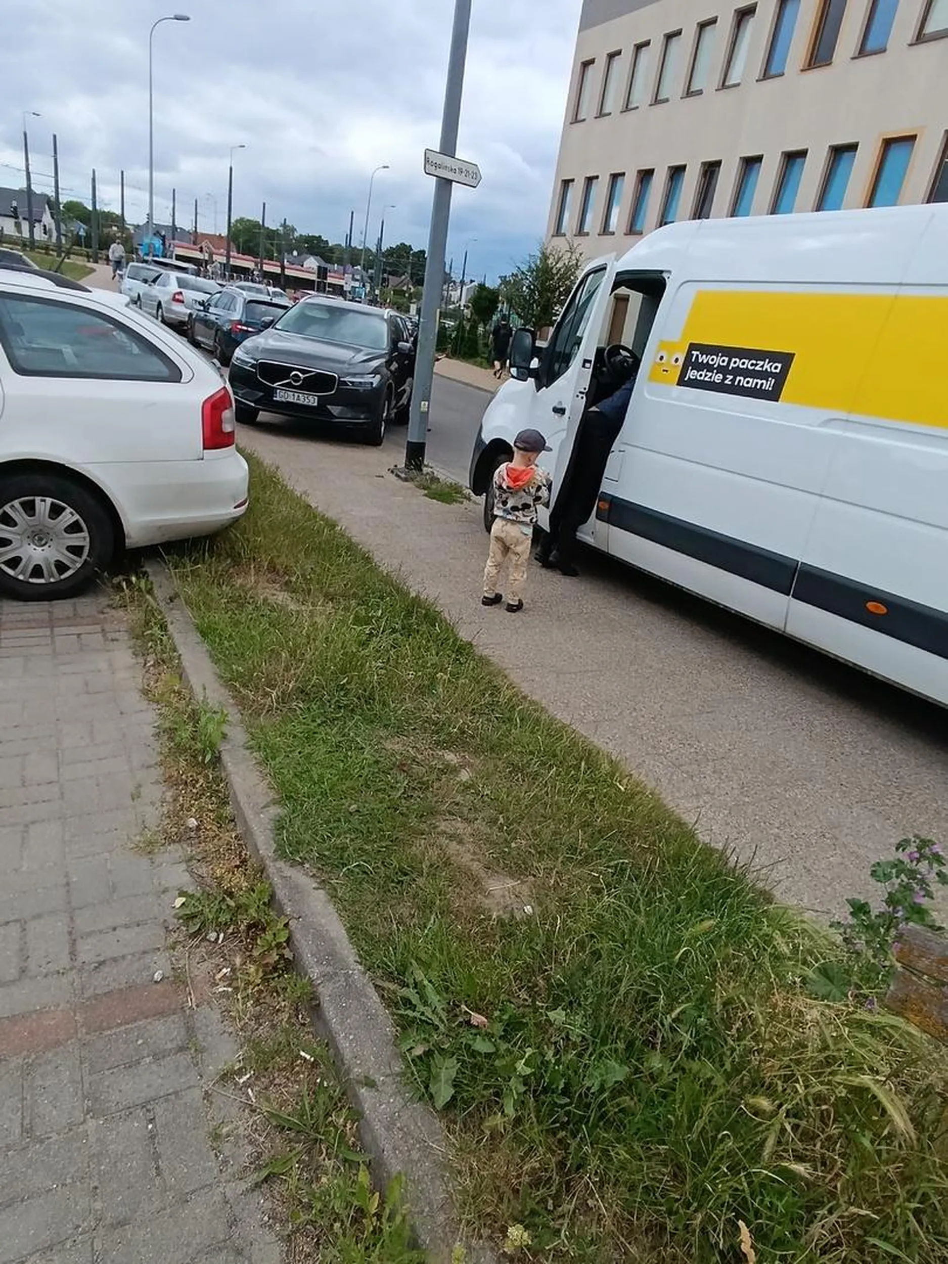 Samochód marki Volvo, zajebiste parkowanie na zakazie na chodniku w sposób uniemożliwiający ominięcie :)