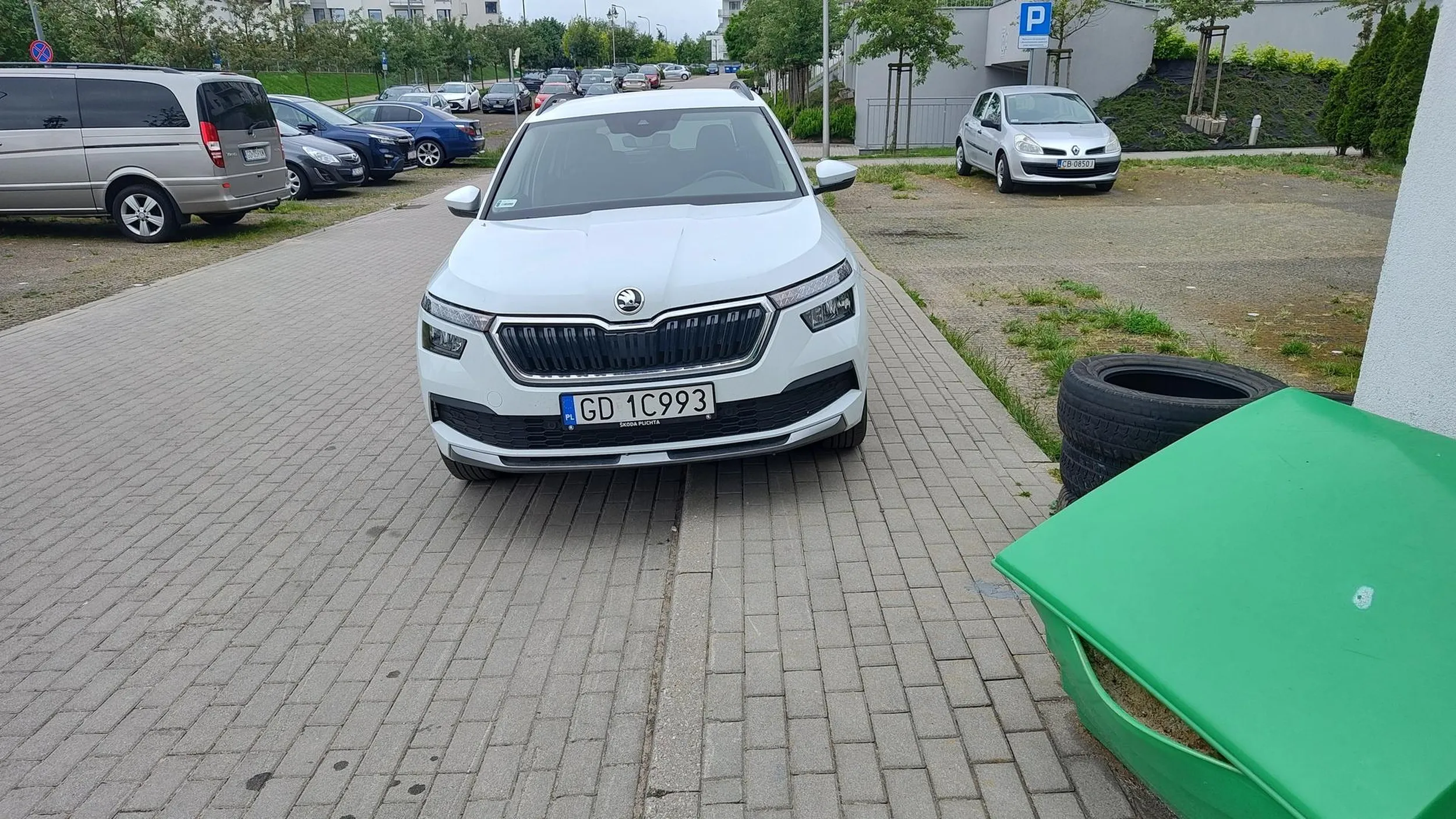 Całkiem dobry samochód ktoś regularnie wystawia na śmietnik i blokuje drogę