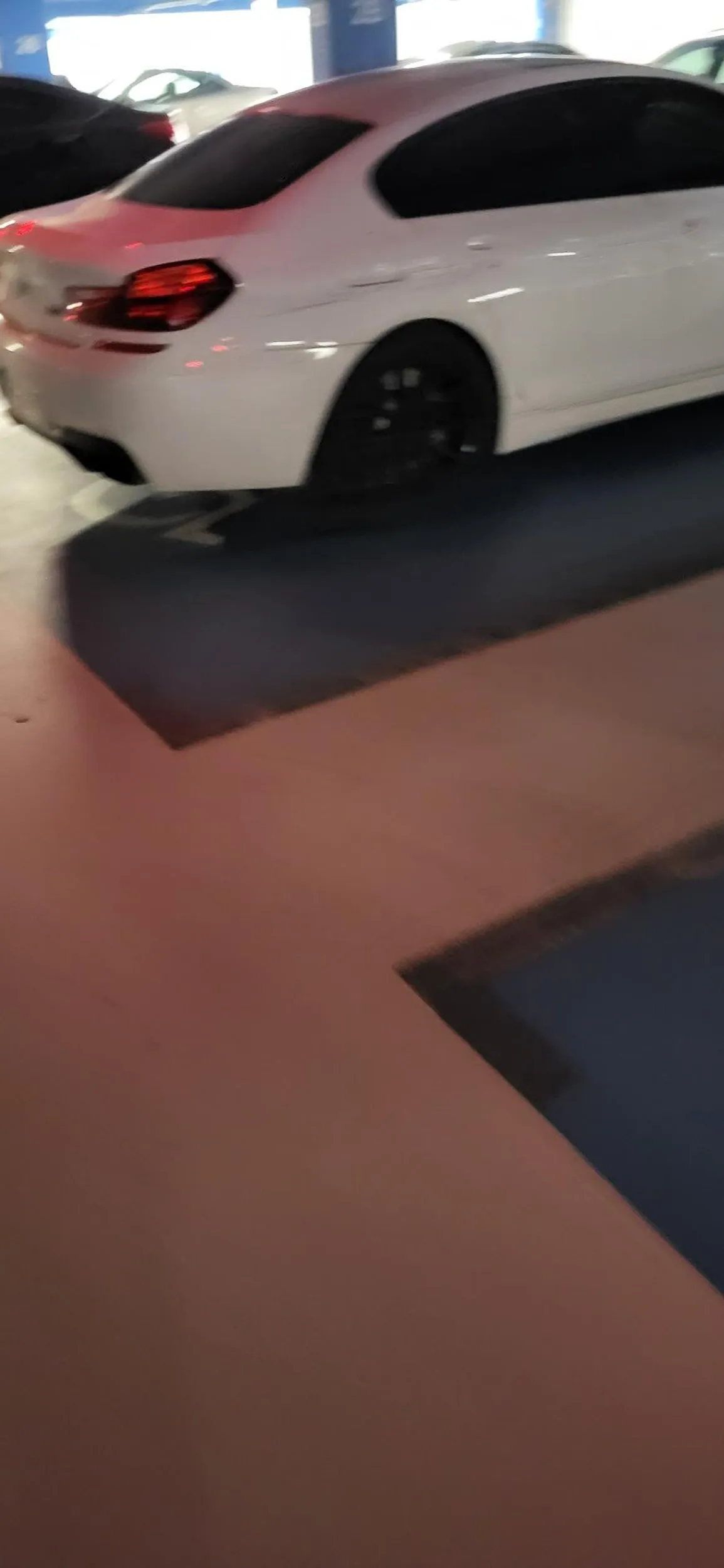 Cwaniaczek i prostak z BMW zajmuje miejsce parkingowe dla inwalidów. Paniczowi nie chce się trochę dalej od wejścia na siłownię iść?