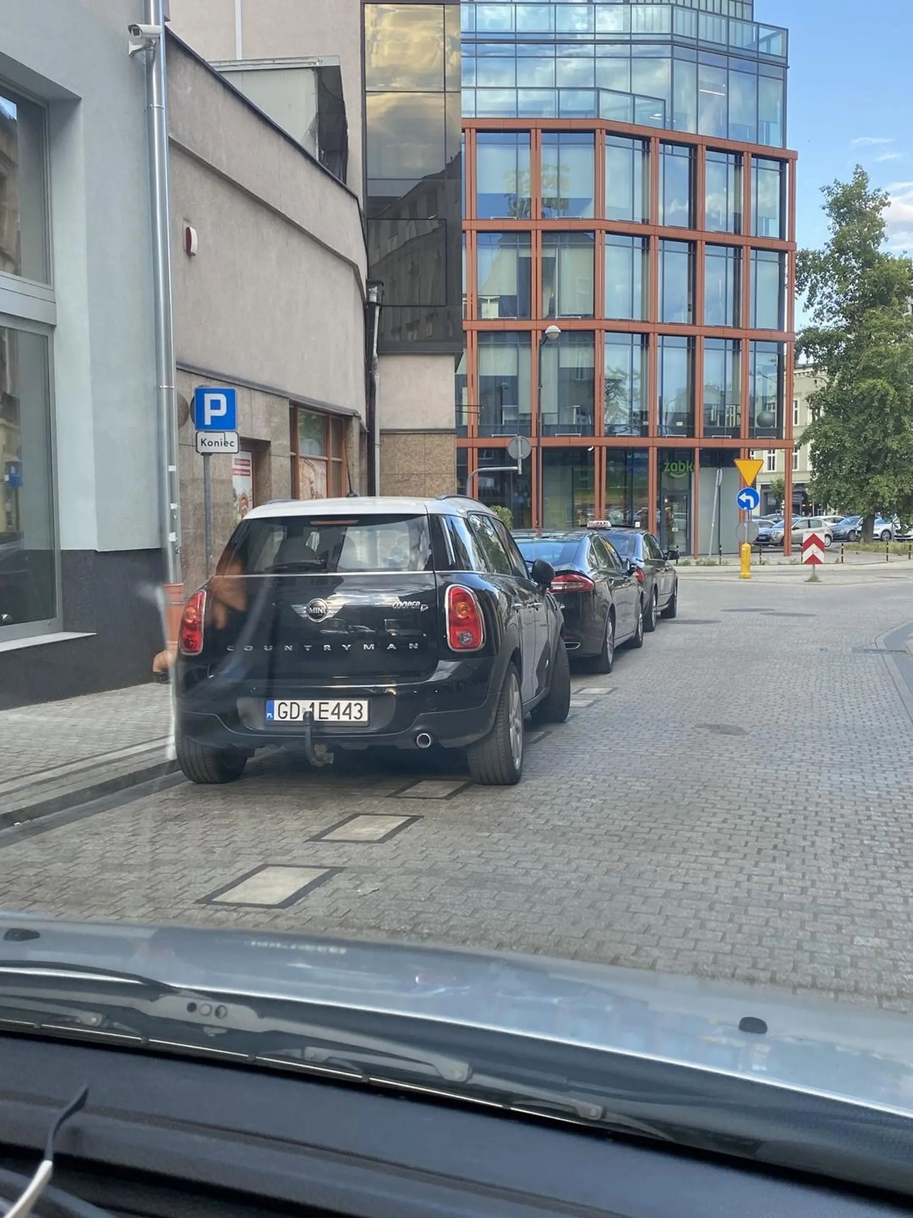 Kolega chyba na egzaminie miał pusty parking, pół jezdni nie przejezdne. Gratulacje
