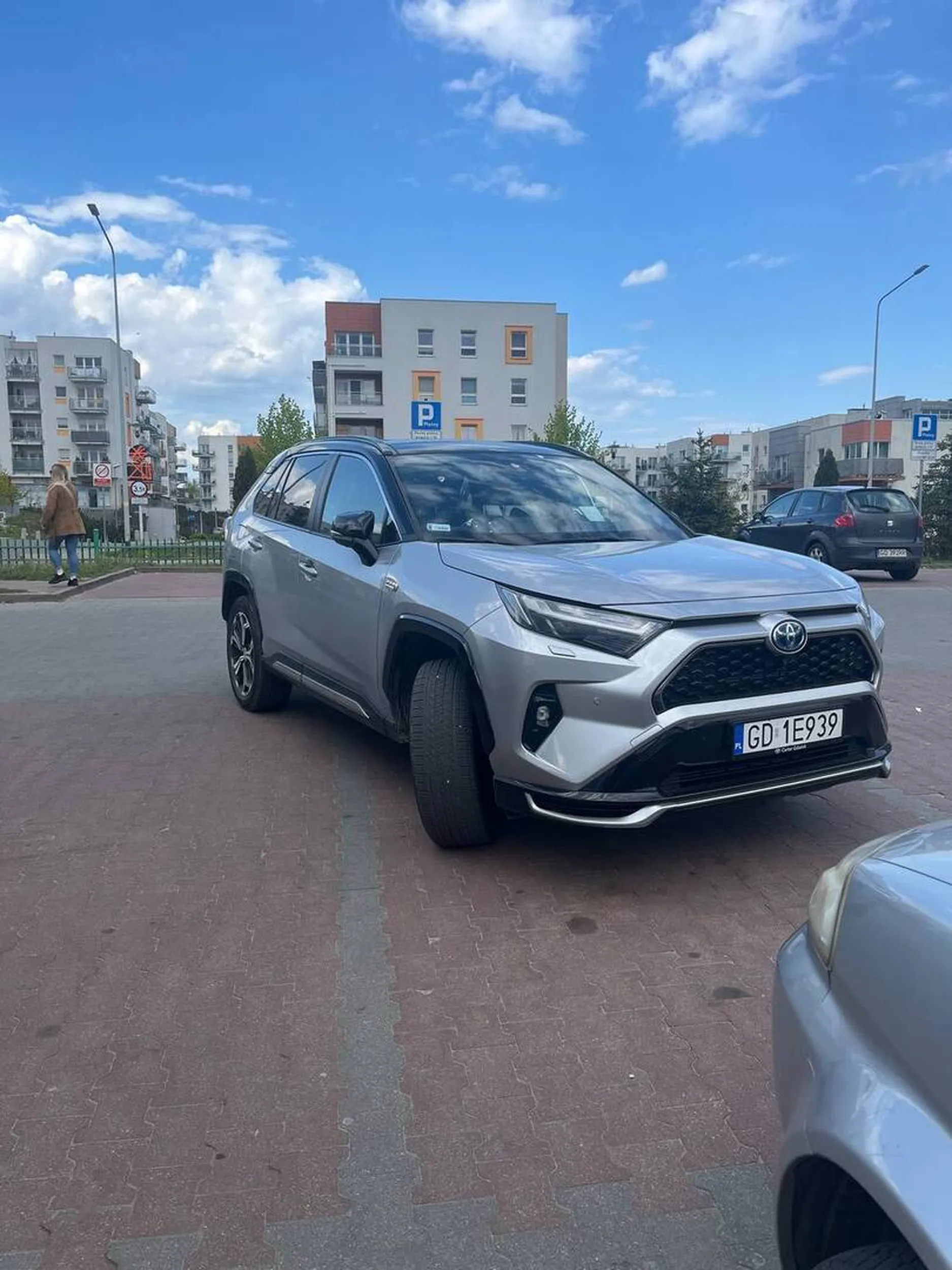 Parkowania uczyli na płycie lotniska i biedak nie potrafi się zmieścić na pustym parkingu