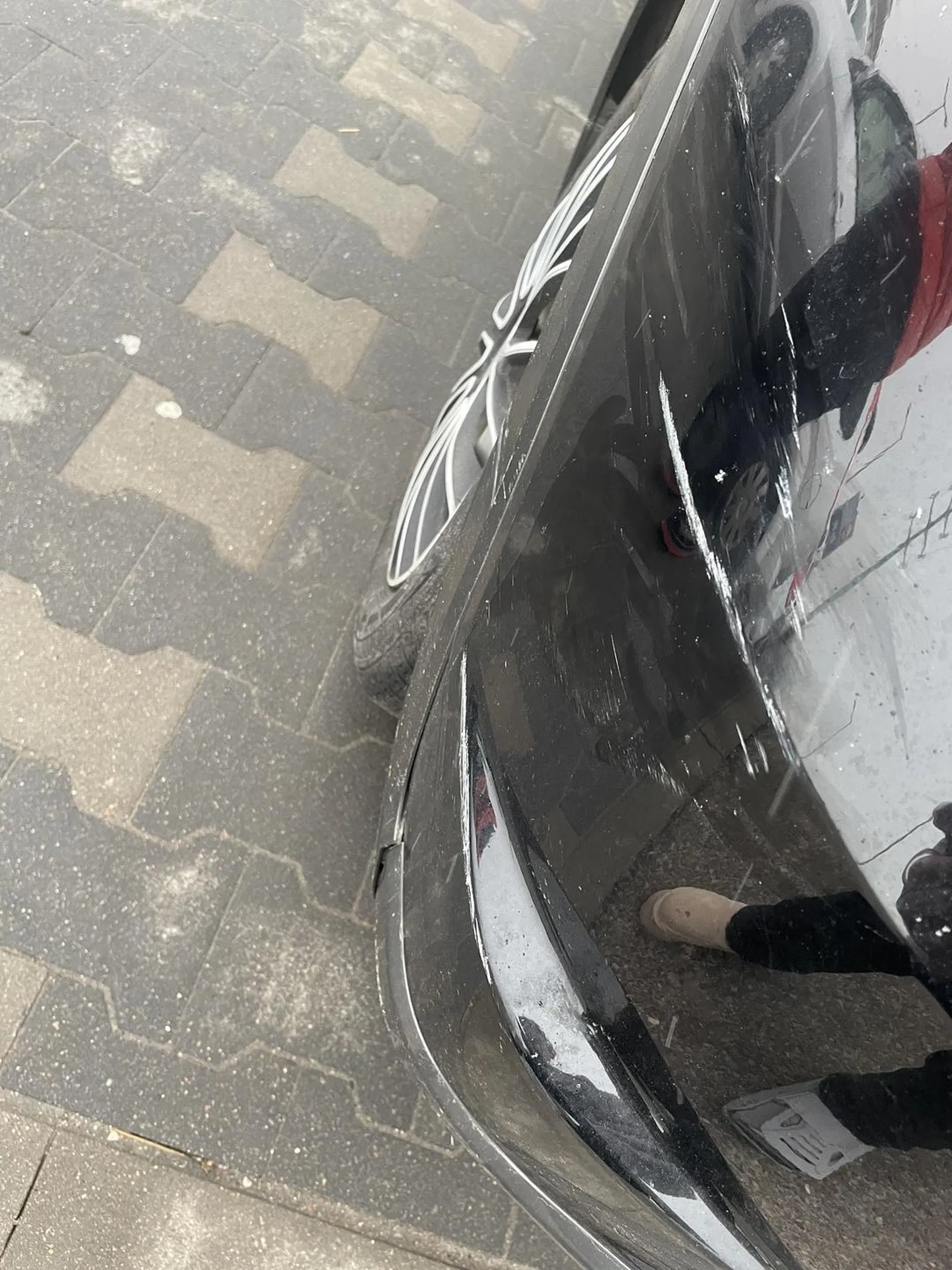 przytarła auto i uciekła z miejsca zdarzenia. porażka