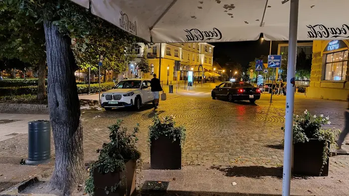 Szanowny Panie. W strefie zamieszkania parkujemy wyłącznie na wyznaczonych miejscach. Mc Donald na monciaku to nie mc drive!