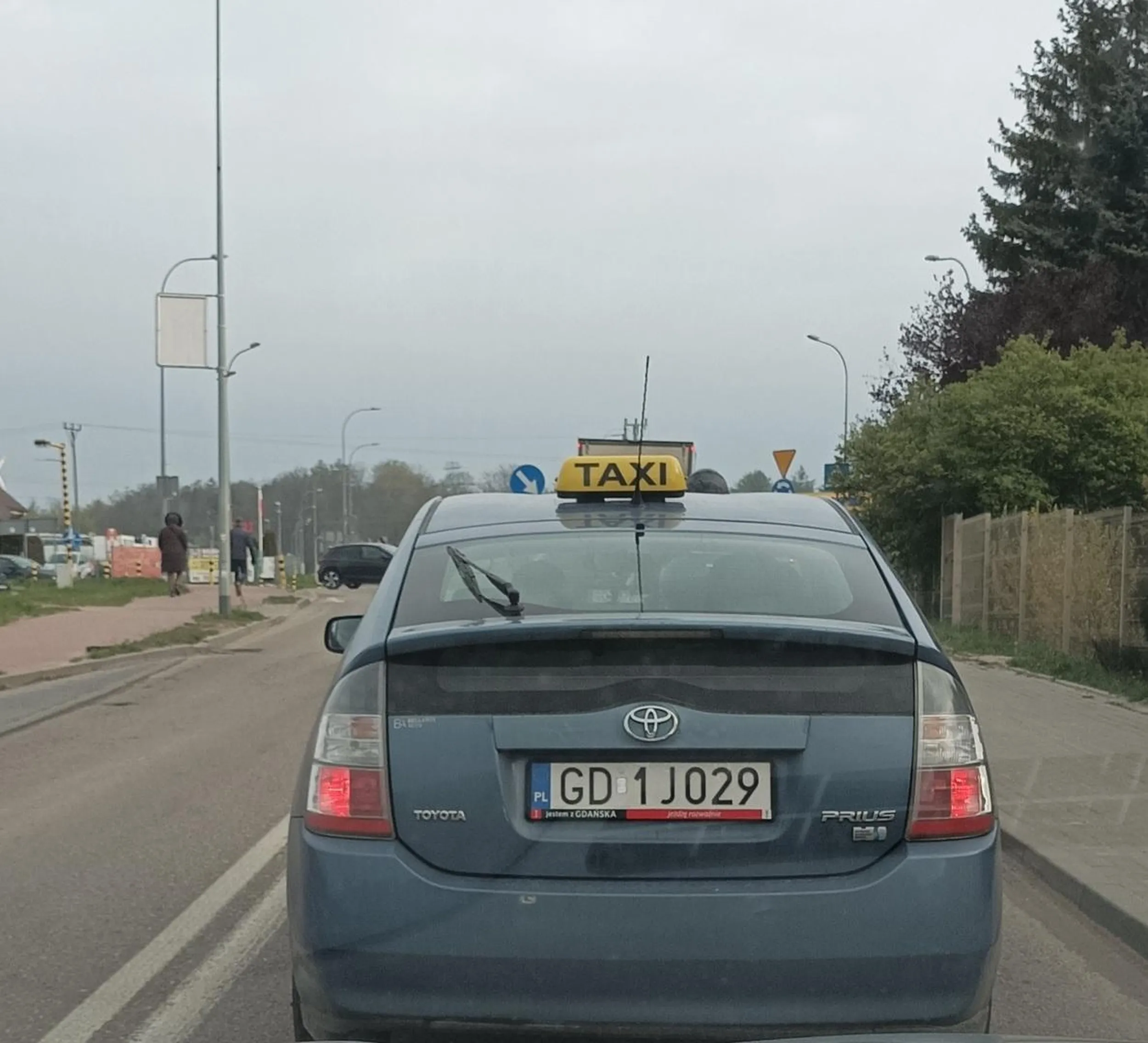 Złotówa jadąc podporządkowaną nie zwalnia i z impetem wjeżdża przed prawidłowo poruszający się pojazd na drodze głównej. Cóż za brak wyobraźni lub nadmiar środków pobudzających...