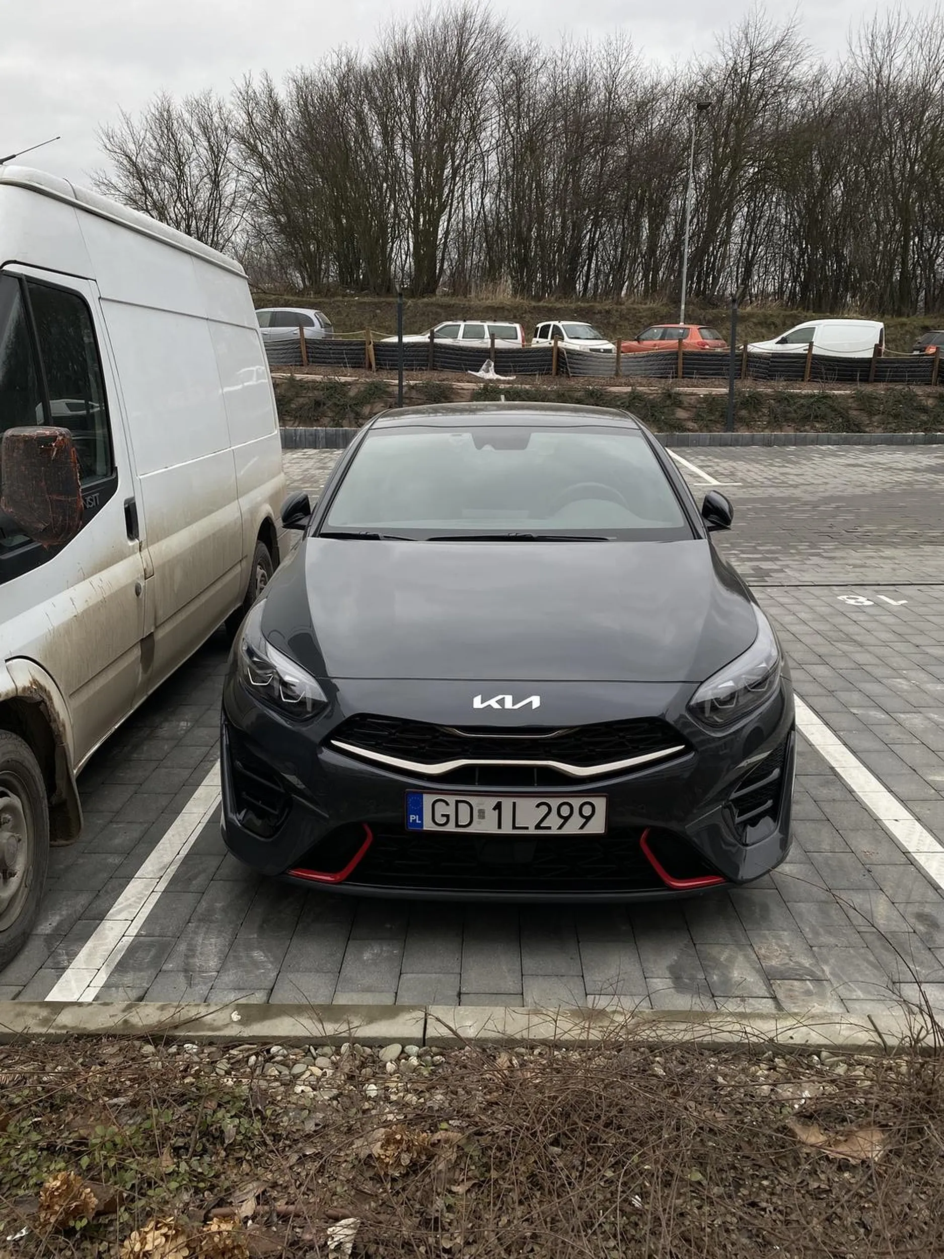 Samochód został zaparkowany na prywatnym miejscu, nie pozostawiono numeru do kontaktu. Stoi już przez 2 dni