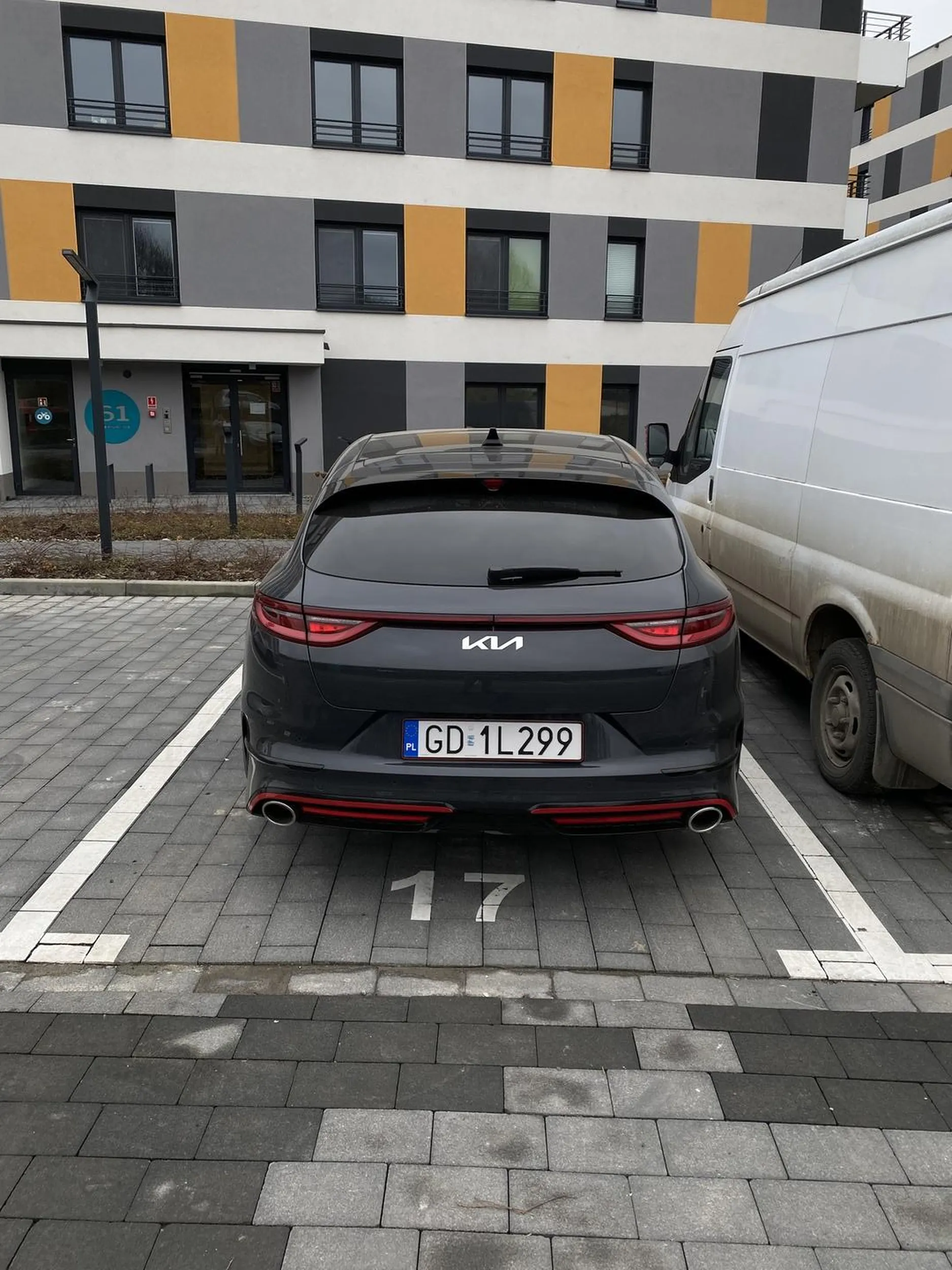 Samochód został zaparkowany na prywatnym miejscu, nie pozostawiono numeru do kontaktu. Stoi już przez 2 dni