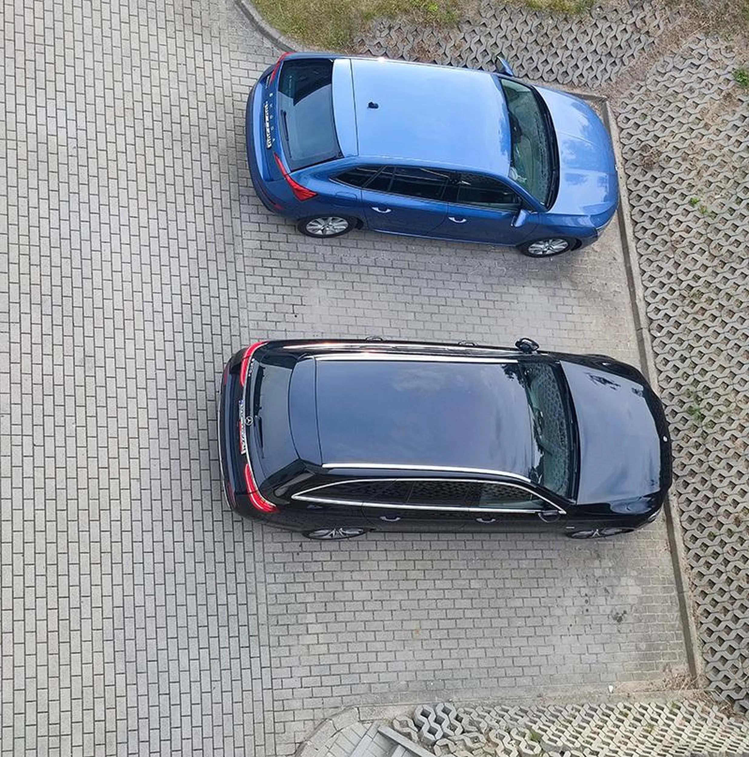 Po co zaparkowac na jednym miejscu.