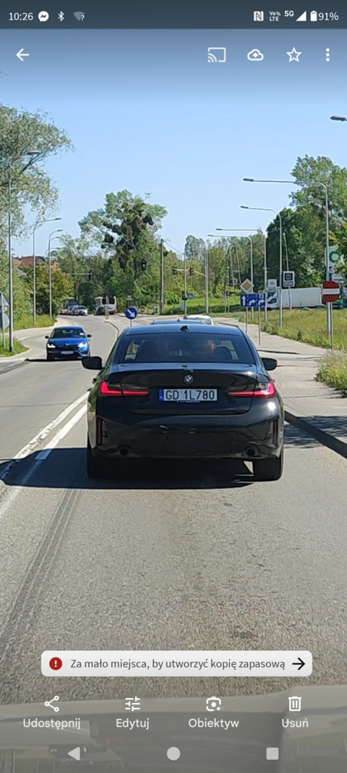Cwaniak, skręca w lewo z pasa dojazdy na wprost. Kolejny zakompleksiony siusiak, kupił sobie BMW żeby się dowartościować