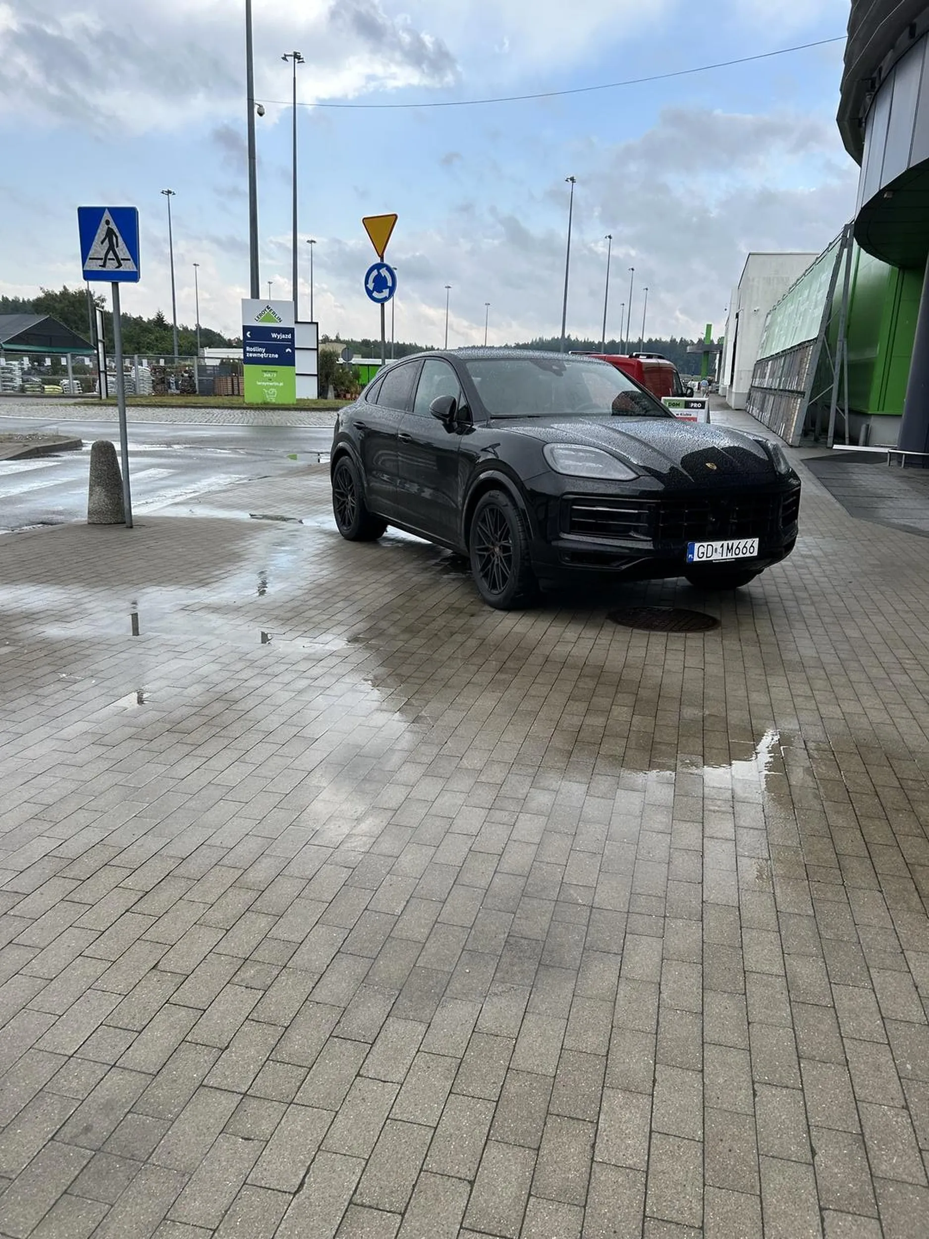 Burakowi z porsche ciężko zaparkować na parkingu tylko musi przed wejściem do galerii przy samych pasach na chodniku