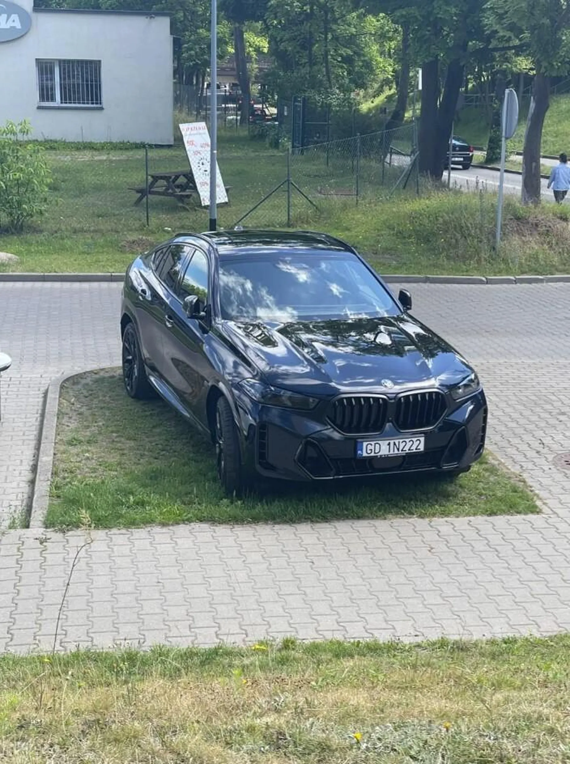 Zielone miejsce parkingowe specjalnie dla drogiego SUVa.