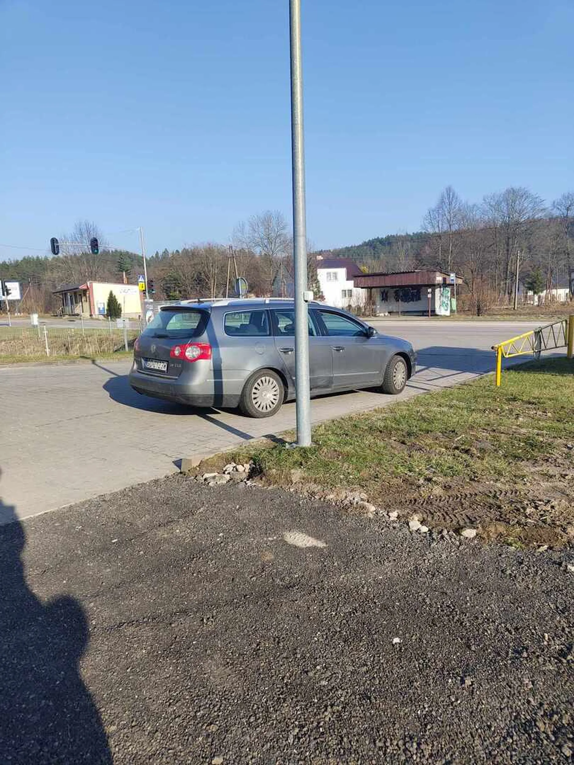 Starszy Pan chyba powinien znać zasady poprawnego parkowania. Tym bardziej nie przy wyjeździe na główną ulicę, gdy na parkingu znajdowały się inne wolne miejsca. Smętowo chmieleńskie obok restauracji kùchnjó i stacji benzynowej. ??‍♂️