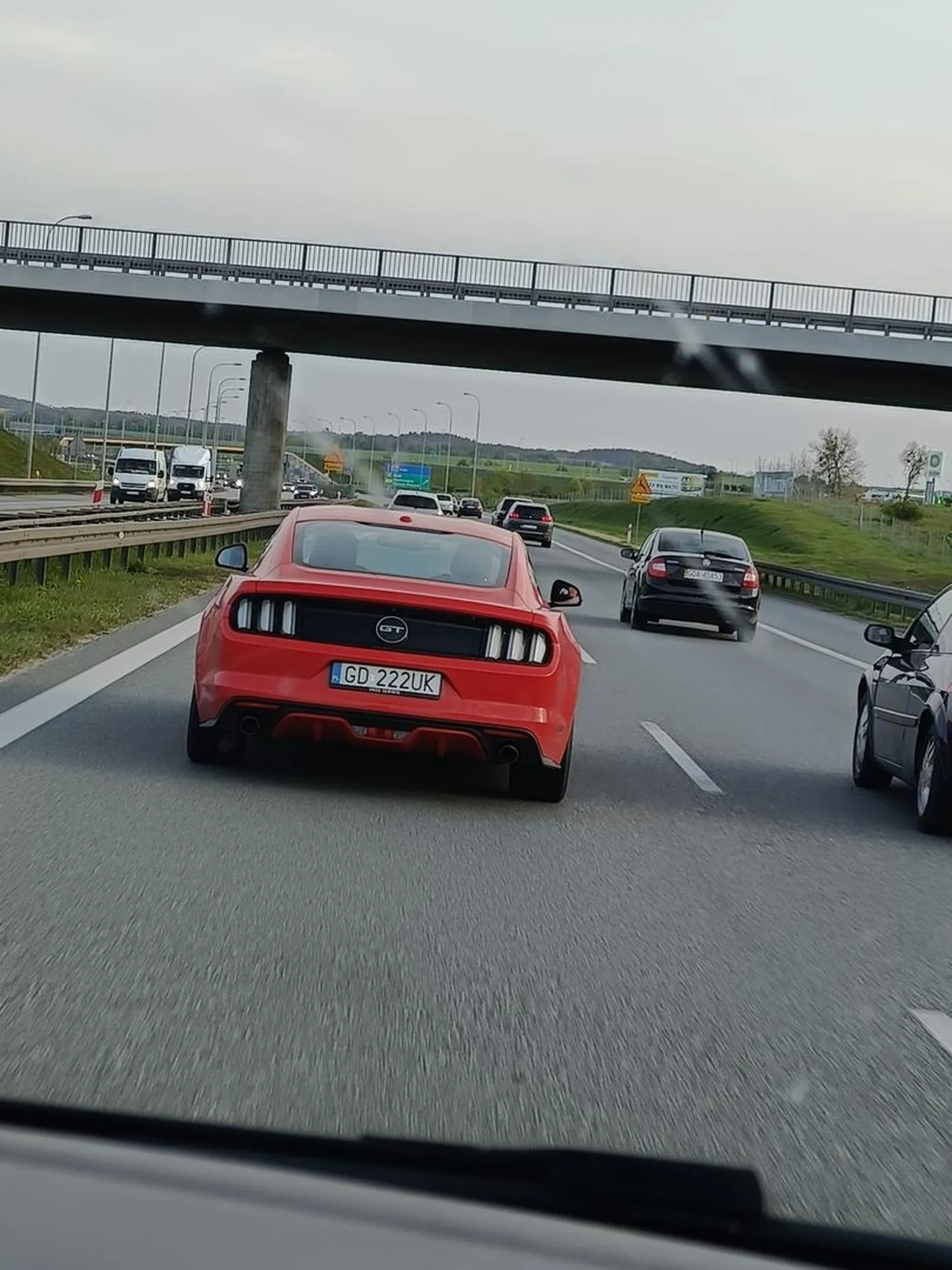 Podczas wyprzedzania specjalnie przyspiesza Jedzie ciągle lewym pasem na obwodnicy Specjalnie hamuje aby spowodować wypadek