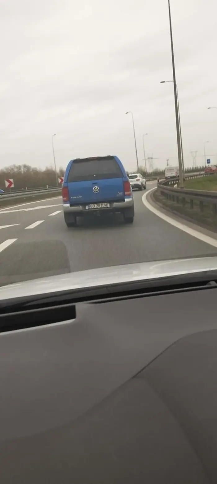 Uwaga psychopata. Posiada syndrom zbyt małego przyrodzenia. Kierowca wymusza pierwszeństwo wyjeżdżając na lewy pas wyhamowuje nie pozwala się wyprzedzić gdy chcemy go wyprzedzić to zajeżdża drogę i przyspiesza. Uważajcie na niego bo widzę że stwarza mu to wielką przyjemność.