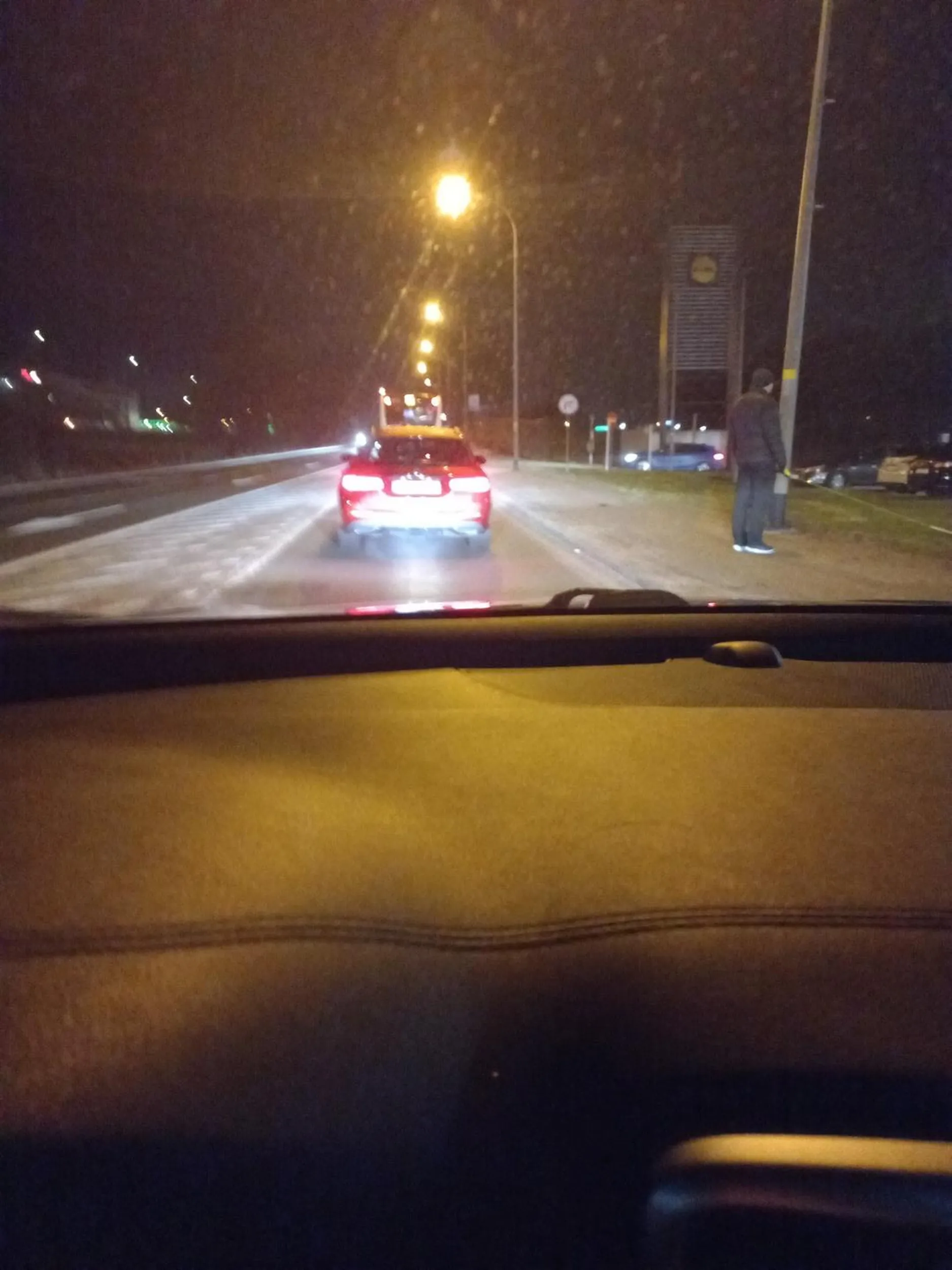 Blondyna w mercedesie... umiejętności jazdy autem zerowe. Godzinę zastanawia się kto ma pierwszeństwo na skrzyżowaniu. Zabrać prawo jazdy