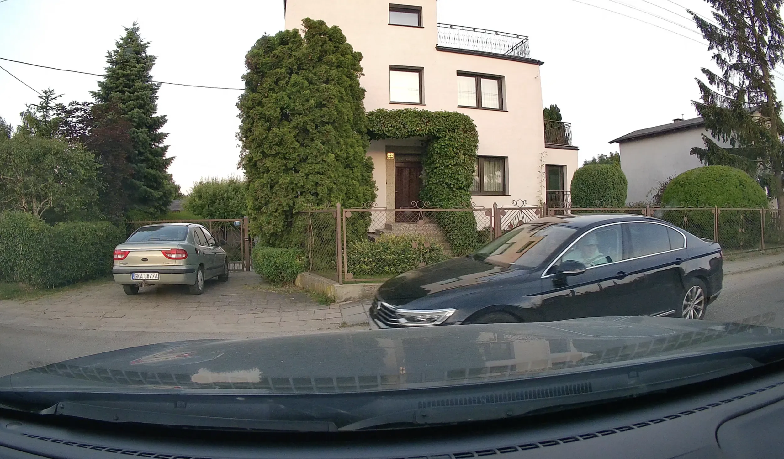 Zapierdala pod prąd i dziwi się, że ktoś trąbi po prawie spowodowanym wypadku