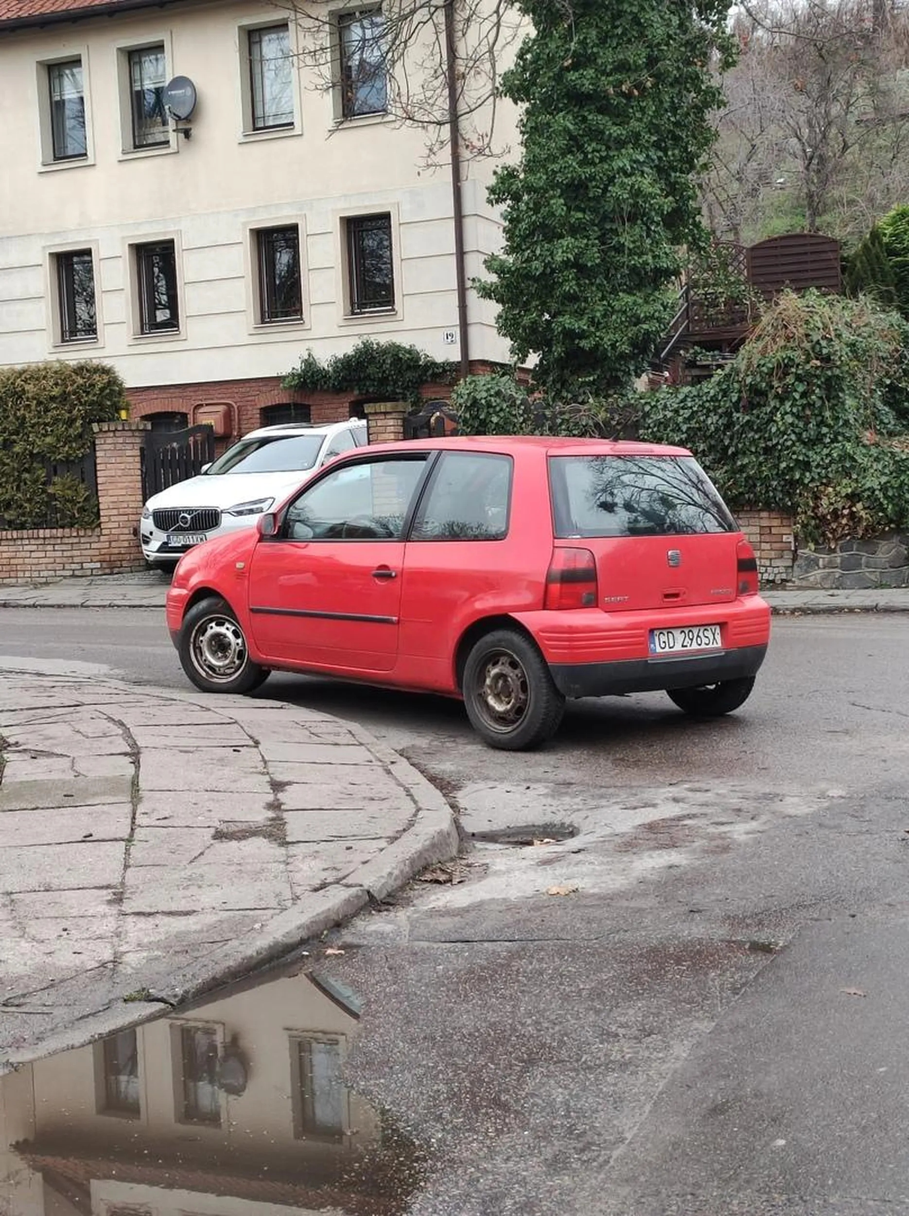 Zgodnie z art. 49 ust. 1 pkt 1 ustawy Prawo o ruchu drogowym, zabrania się zatrzymywania pojazdu na skrzyżowaniu oraz w odległości mniejszej niż 10 metrów od niego (zarówno przed, jak i za skrzyżowaniem). Za takie wykroczenie grozi mandat karny w wysokości do 300 zł oraz 1 punkt karny. W przypadku, gdy samochód stwarza zagrożenie dla innych uczestników ruchu lub uniemożliwia przejazd, pojazd może zostać odholowany na koszt właściciela. Zatrzymywanie pojazdu na skrzyżowaniu to przejaw braku odpowiedzialności i lekceważenia przepisów ruchu drogowego. Tego typu działanie nie tylko utrudnia życie innym kierowcom, ale może również prowadzić do niebezpiecznych sytuacji, takich jak ograniczenie widoczności dla innych uczestników ruchu.