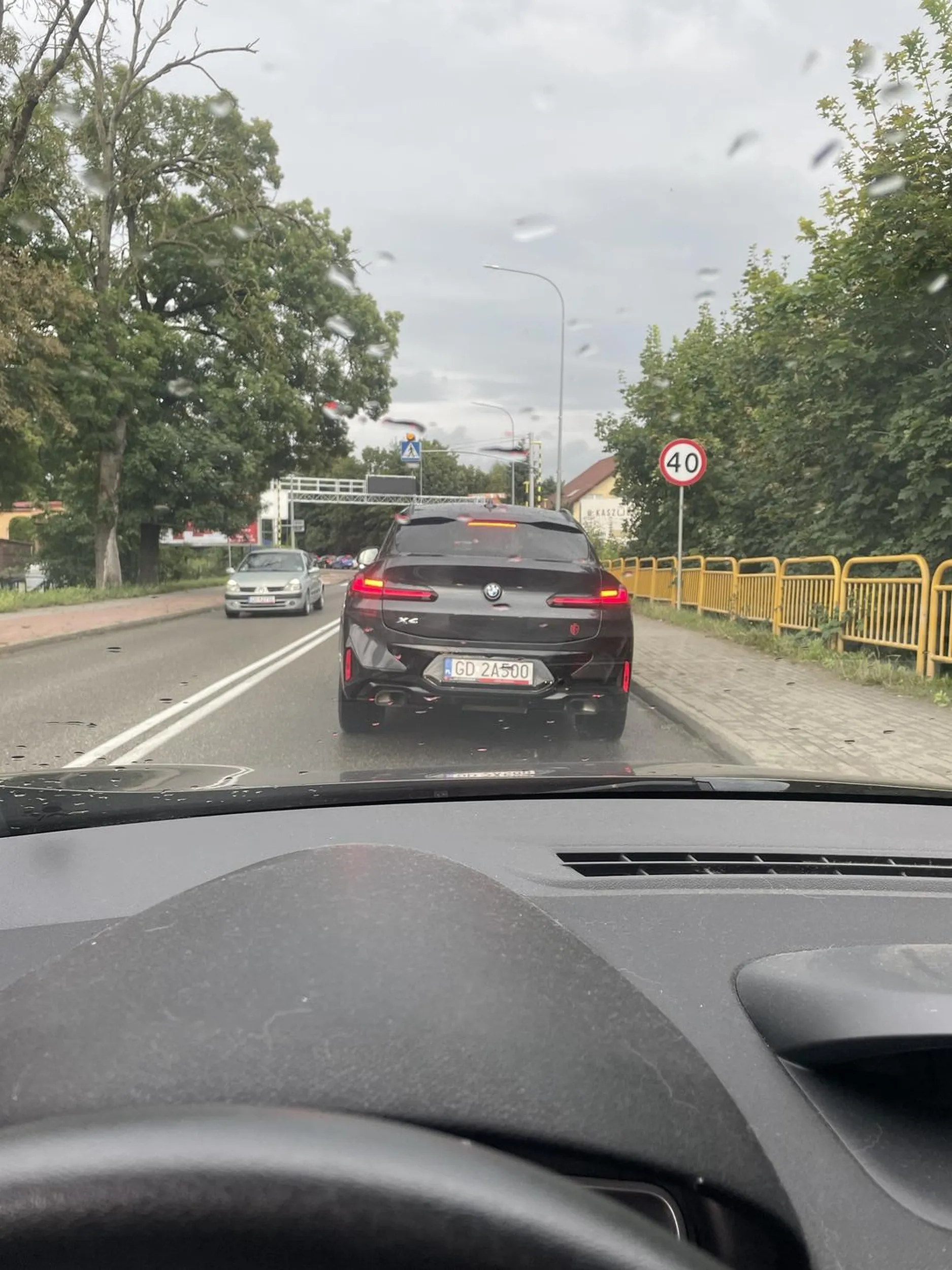 Pozdrawiam tępego pustaka, który kiedy wykonywałem manewr skrętu podjechał uniemożliwiając włączenie się do ruchu i blokując przy tym cały ruch. Tatuś kupił samochód, co?