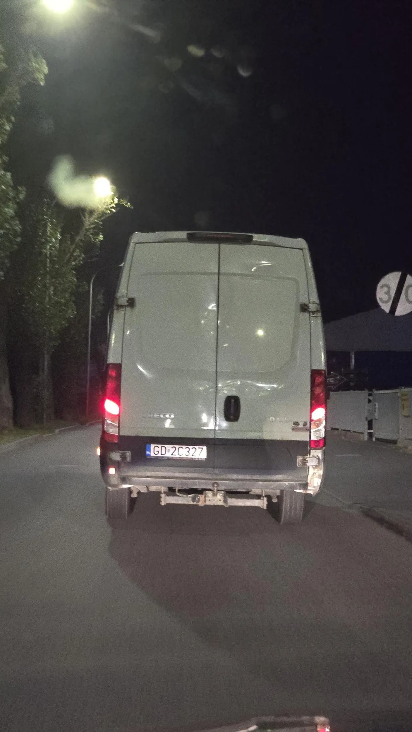 Pozdrawiam środkowym palcem. Najpierw specjalnie jedzie tak byle uniemożliwić zmianę pasa, następnie prawie spowodował czołówkę tylko po to żeby mnie wyprzedzić i hamować awaryjnie.