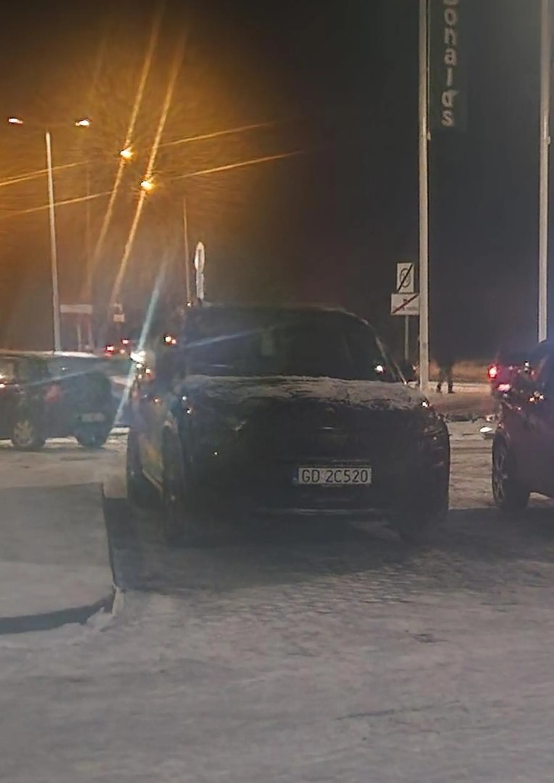 Stereotypowa "blondynka za kierownicą". Jedzie pod prąd, blokując w ten sposób ruch. A potem parkuje na 2 miejscach, bo przecież parkowanie takie trudne. Miejsca były wyznaczone jedno za drugim, pani uznała, że jej auto zajmuje oba. Szanowna Pani, jak się nie umie jeździć, to się nie wsiada za kierownicę.