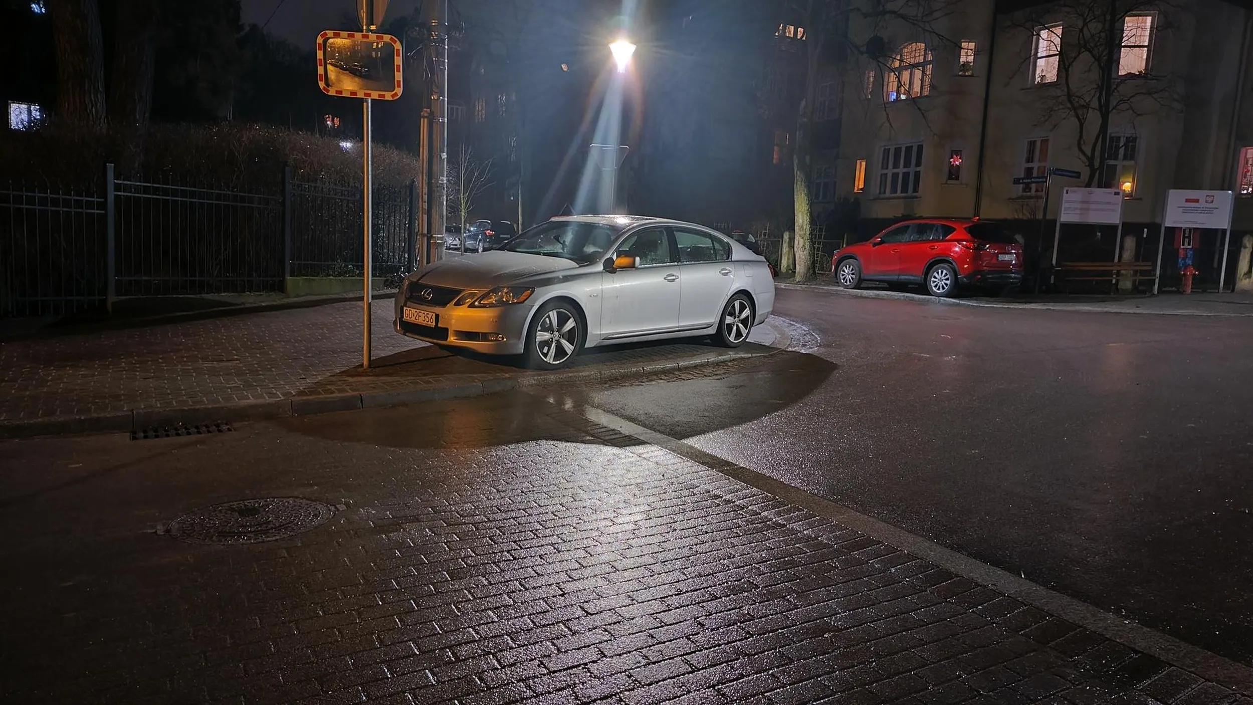 Sopot. Mam starego lexusa to sobie zaparkuje w sumie obrębie skrzyżowania zasłaniając widoczność...