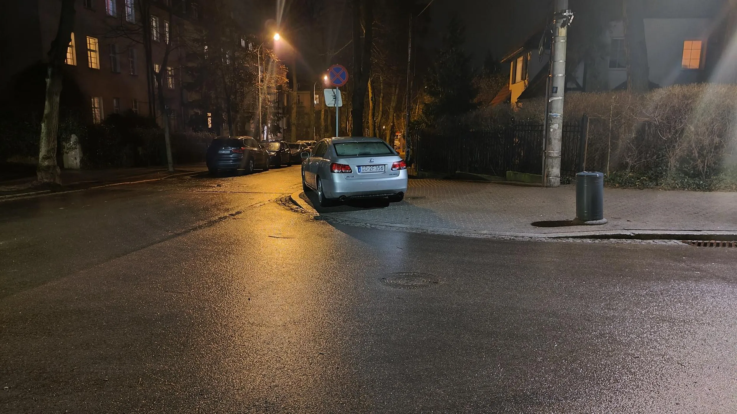 Sopot. Mam starego lexusa to sobie zaparkuje w sumie obrębie skrzyżowania zasłaniając widoczność...