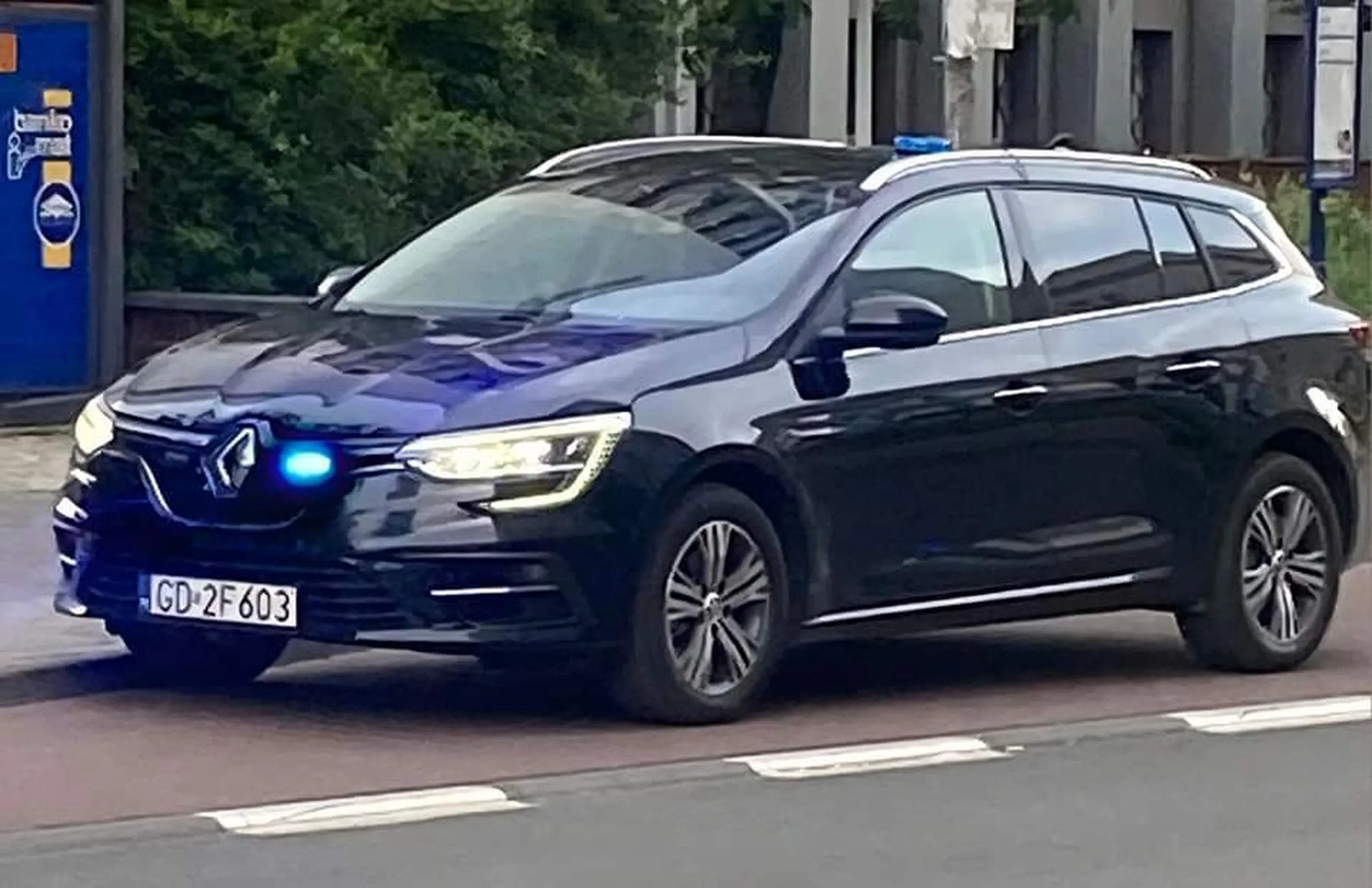 Uwaga na granatowe Renault jeżdżą milicjanty tajniaki.