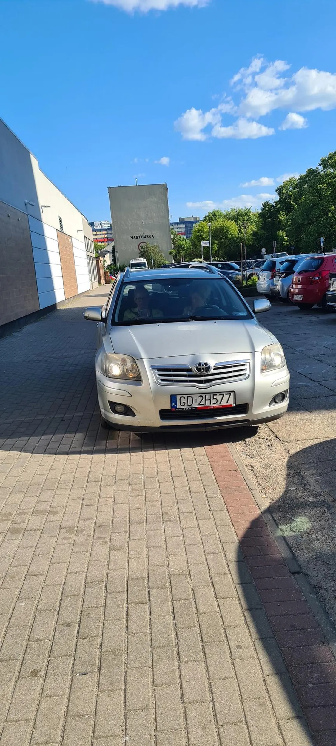 Jeździ po chodniku tłumacząc że na do tego prawo bo ma identyfikator. Wymusza na pieszych, aby schodzili jej z drogi bo chce wyjechać