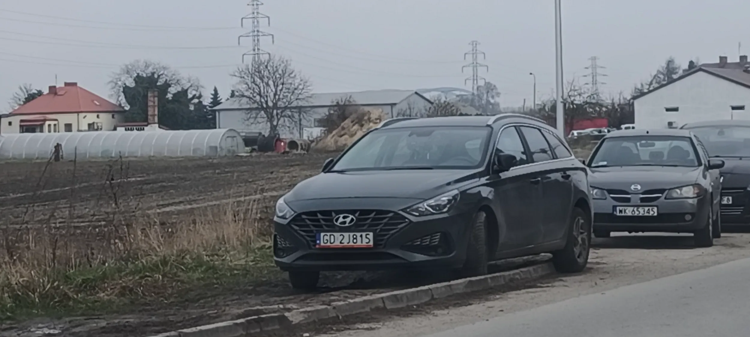 Gówno stoi na trawniku gdzie nie ma miejsca parkingowego