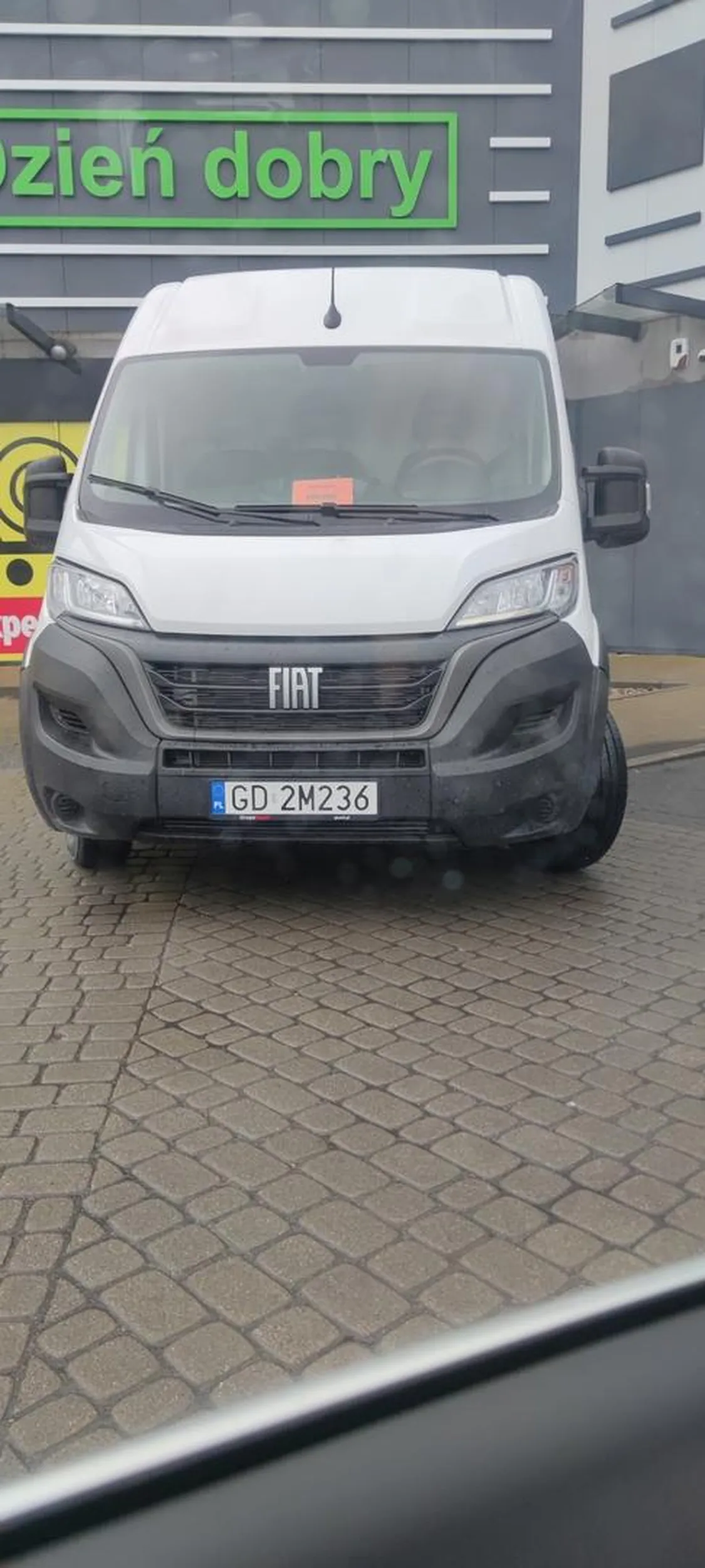 Zwykły ch*j, chłop myśli że mu się w głowie czyta i się pruje że ktoś zaparkował "na jego miejscu". Zastawił i poszedł w piz*u